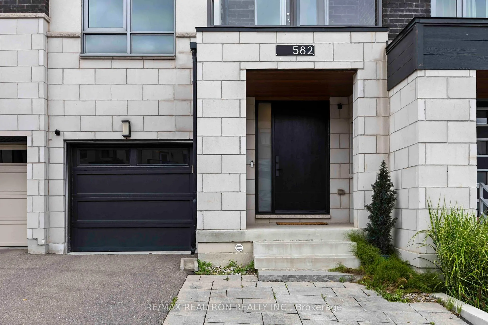 Photo 2 of 582 Marc Santi Boulevard, Vaughan, Patterson — HOMEH