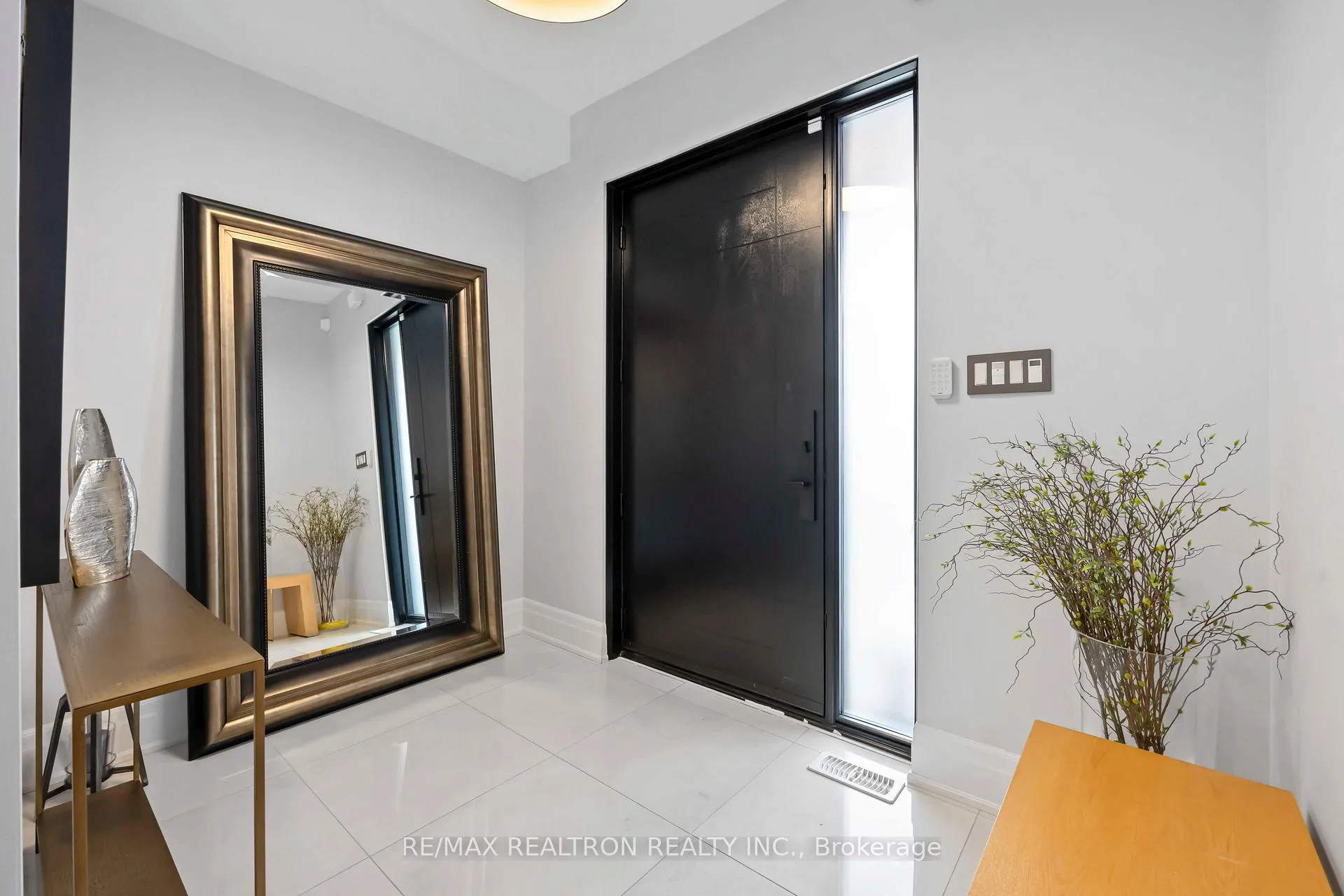 Photo 3 of 582 Marc Santi Boulevard, Vaughan, Patterson — HOMEH