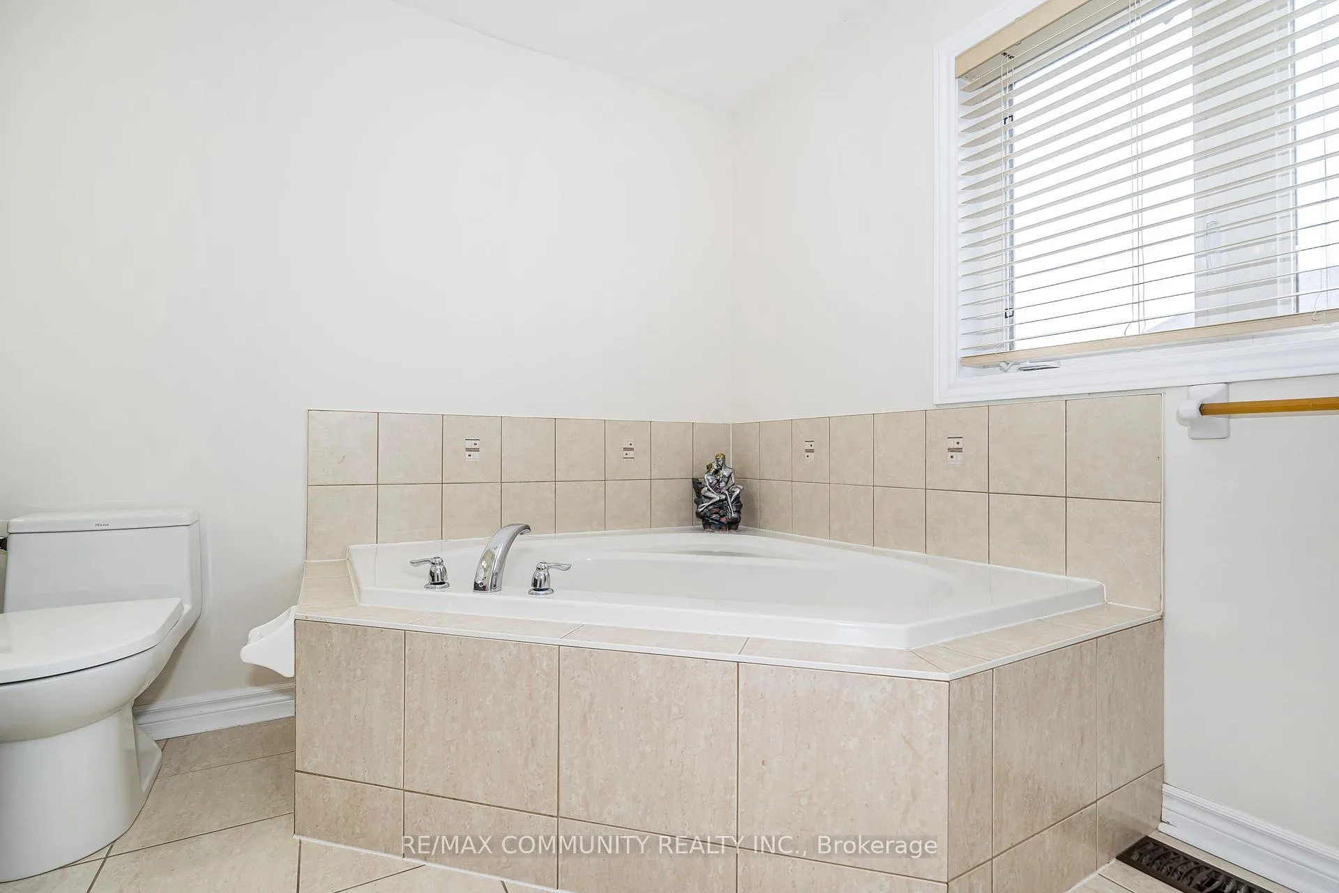 Photo 33 of 6 Moore's Court, Markham, Box Grove — HOMEH