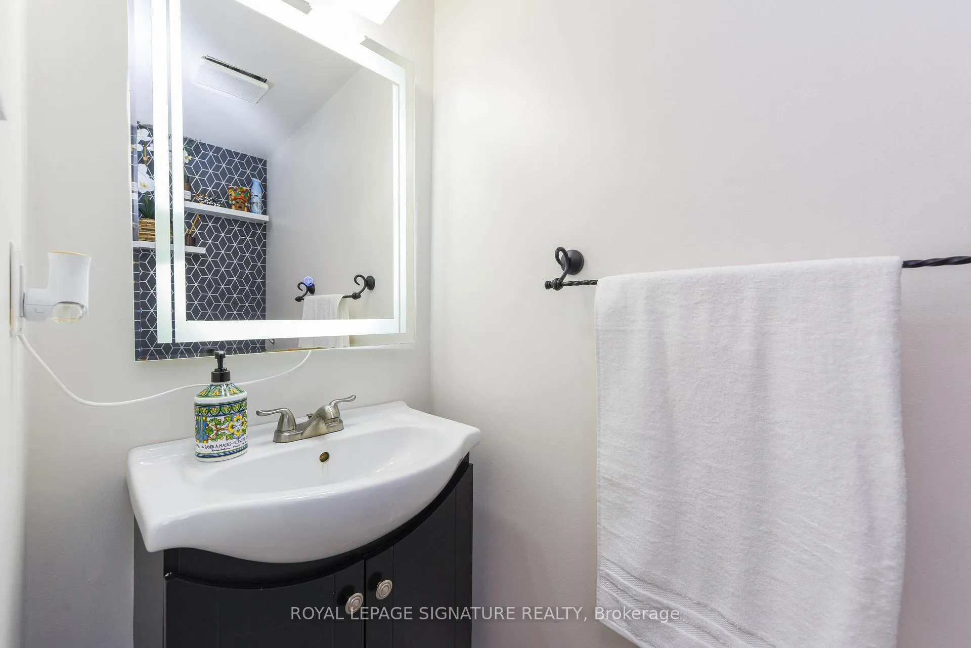 Photo 8 of 17 Baywell Crescent, Aurora, Bayview Wellington — HOMEH