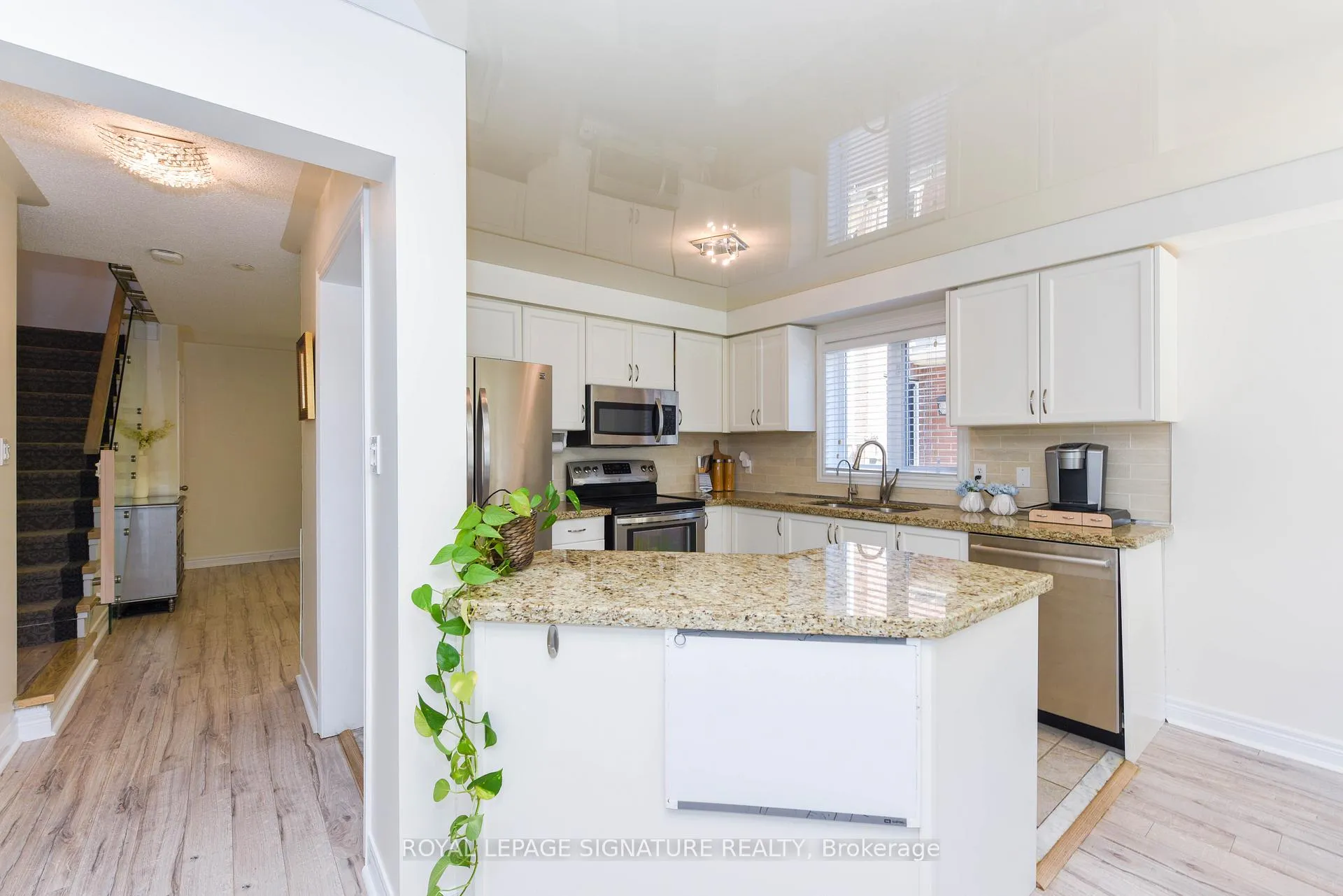 Photo 10 of 17 Baywell Crescent, Aurora, Bayview Wellington — HOMEH