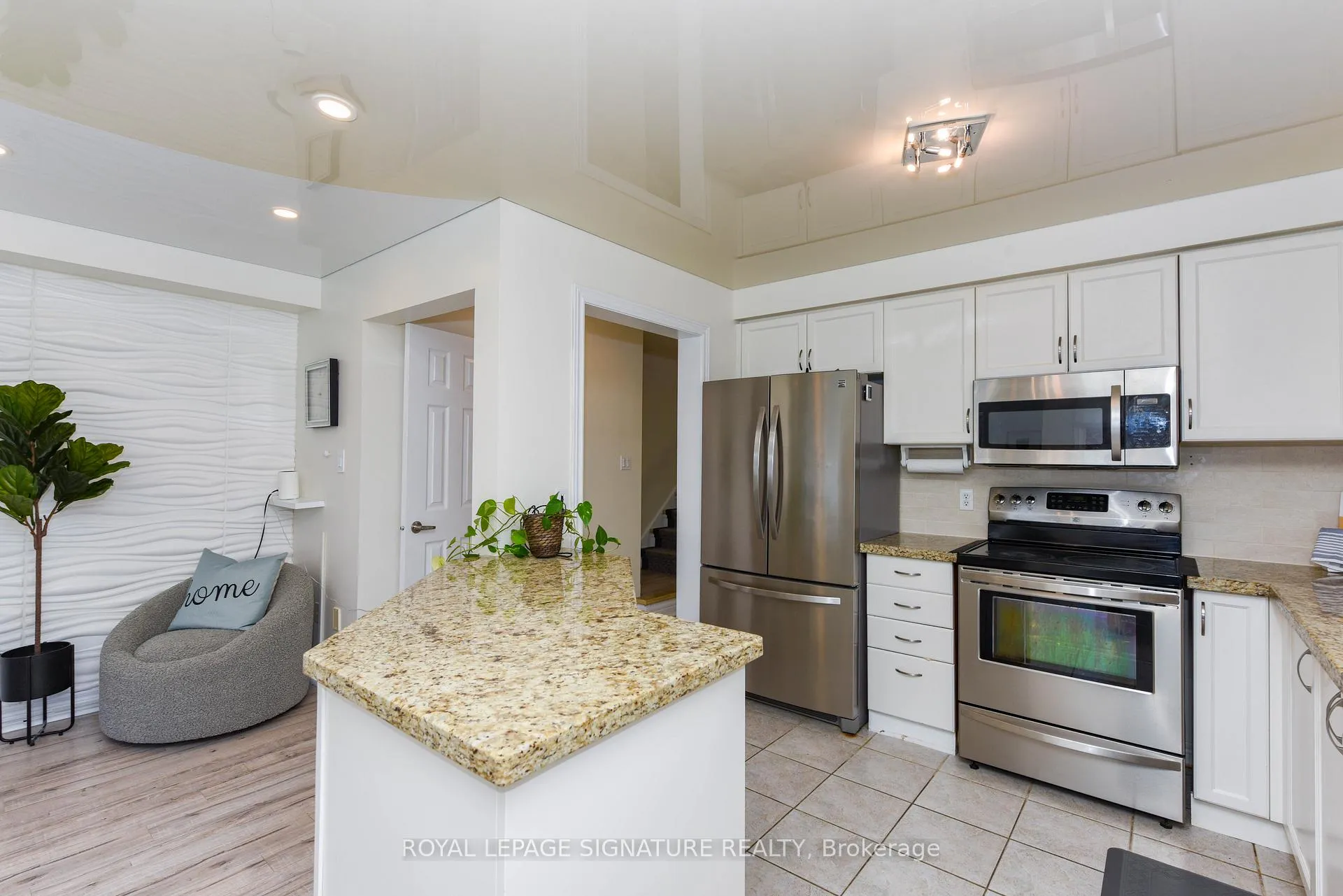 Photo 15 of 17 Baywell Crescent, Aurora, Bayview Wellington — HOMEH
