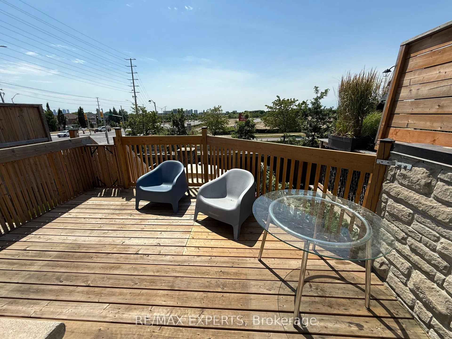 Photo 2 of 32 Spruce Pine Crescent, Vaughan, Patterson — HOMEH