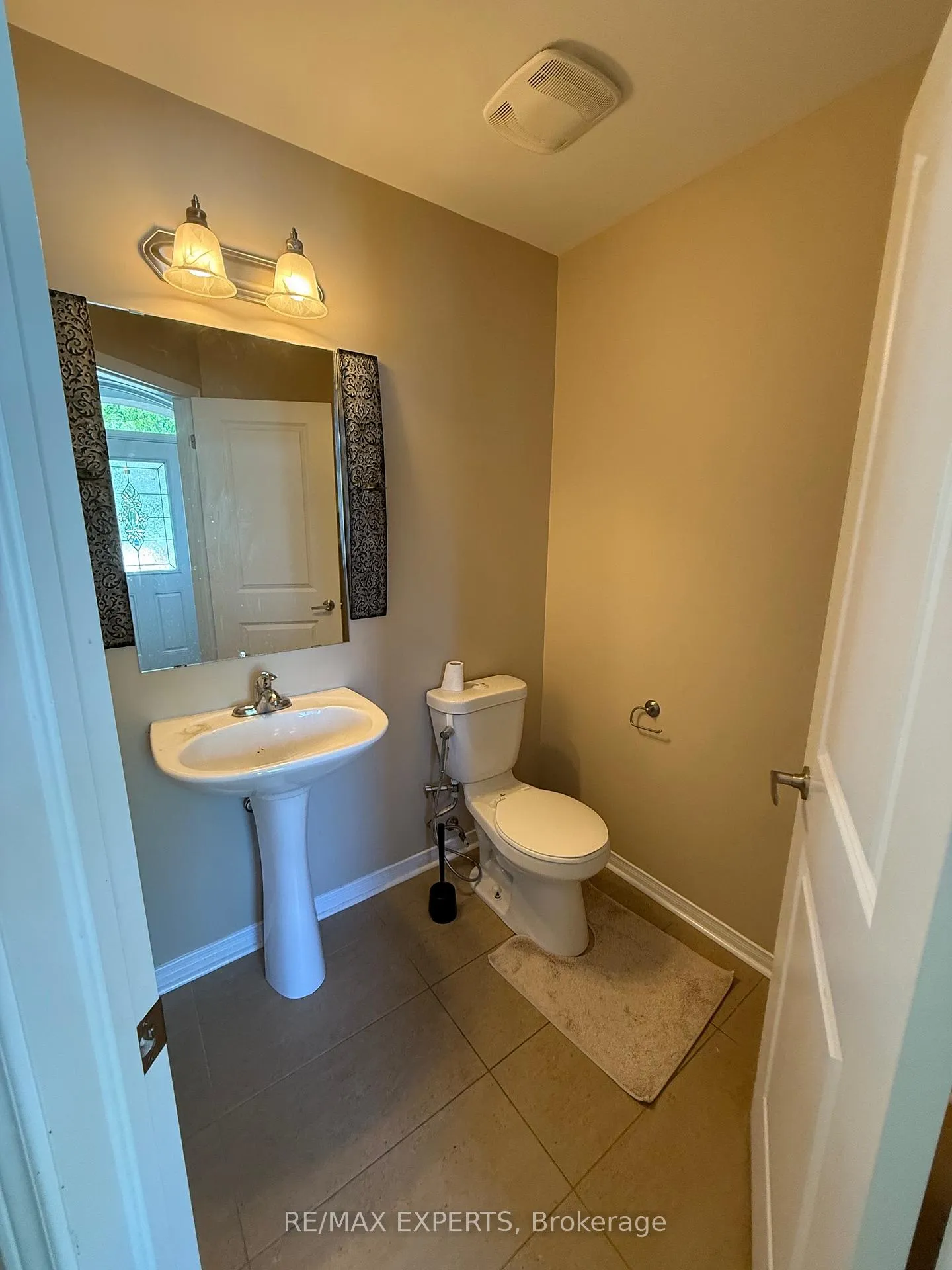 Photo 4 of 32 Spruce Pine Crescent, Vaughan, Patterson — HOMEH