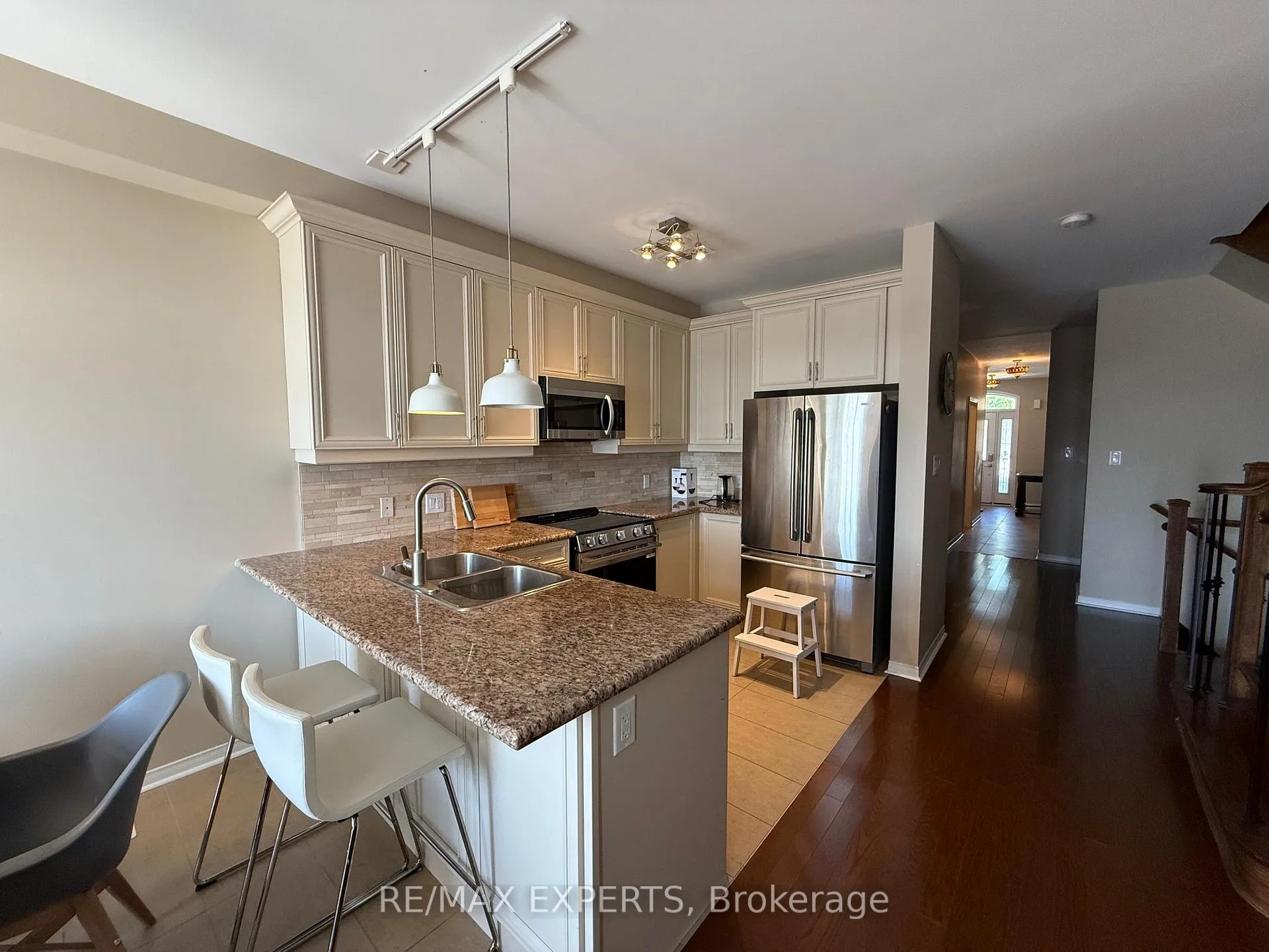 Photo 6 of 32 Spruce Pine Crescent, Vaughan, Patterson — HOMEH