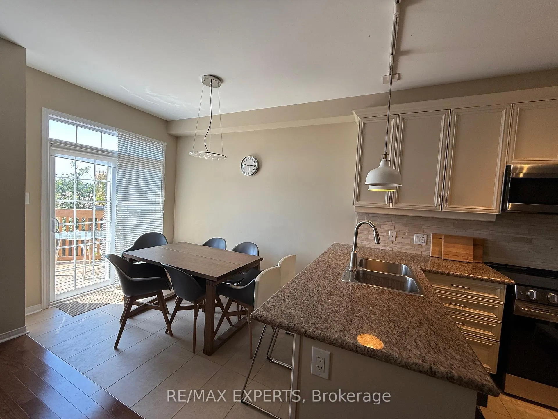 Photo 8 of 32 Spruce Pine Crescent, Vaughan, Patterson — HOMEH