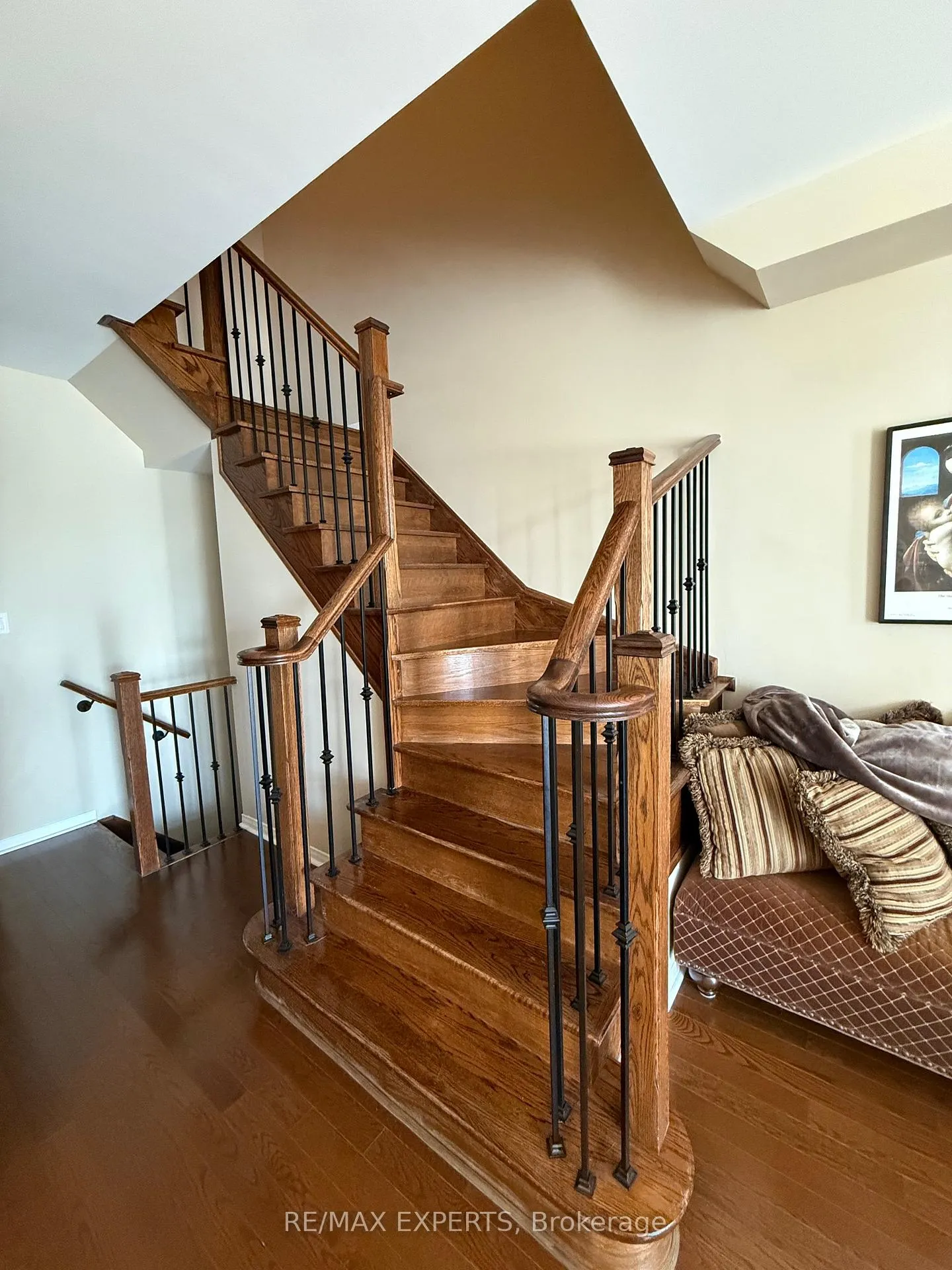 Photo 10 of 32 Spruce Pine Crescent, Vaughan, Patterson — HOMEH