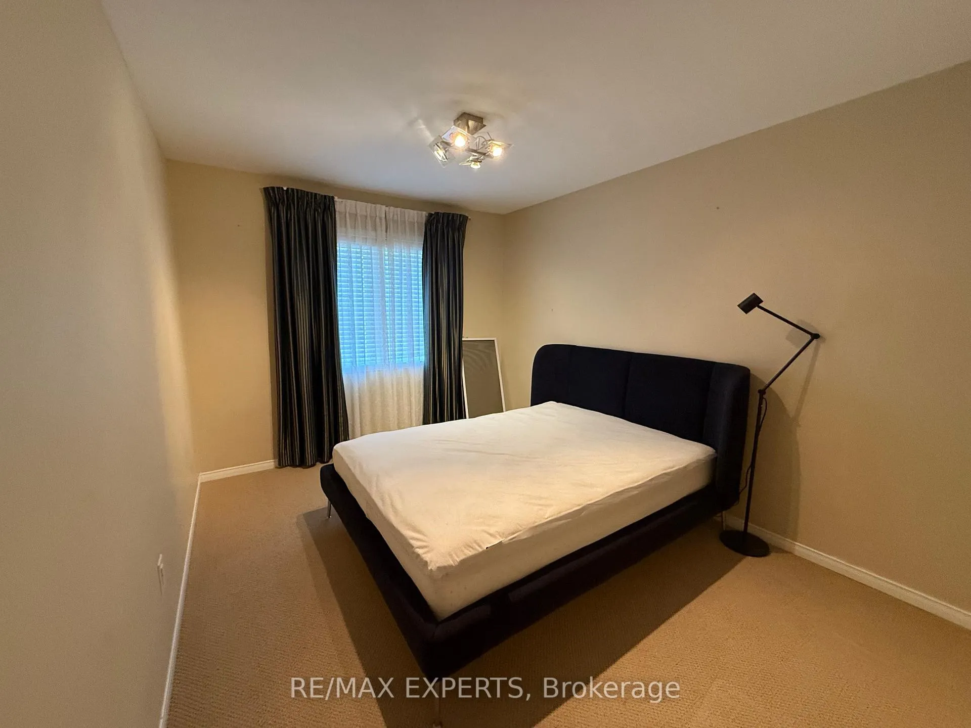 Photo 11 of 32 Spruce Pine Crescent, Vaughan, Patterson — HOMEH