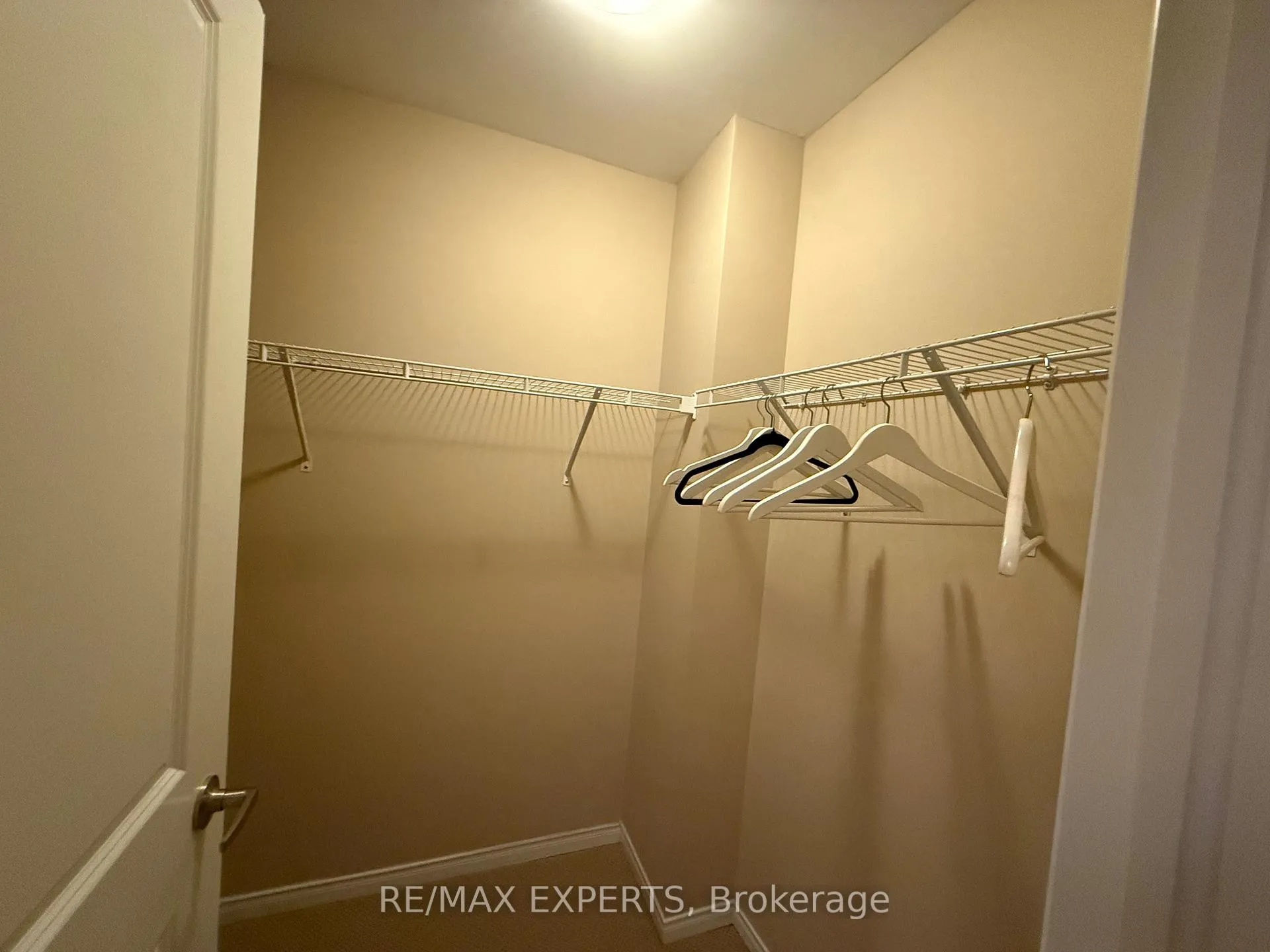 Photo 13 of 32 Spruce Pine Crescent, Vaughan, Patterson — HOMEH