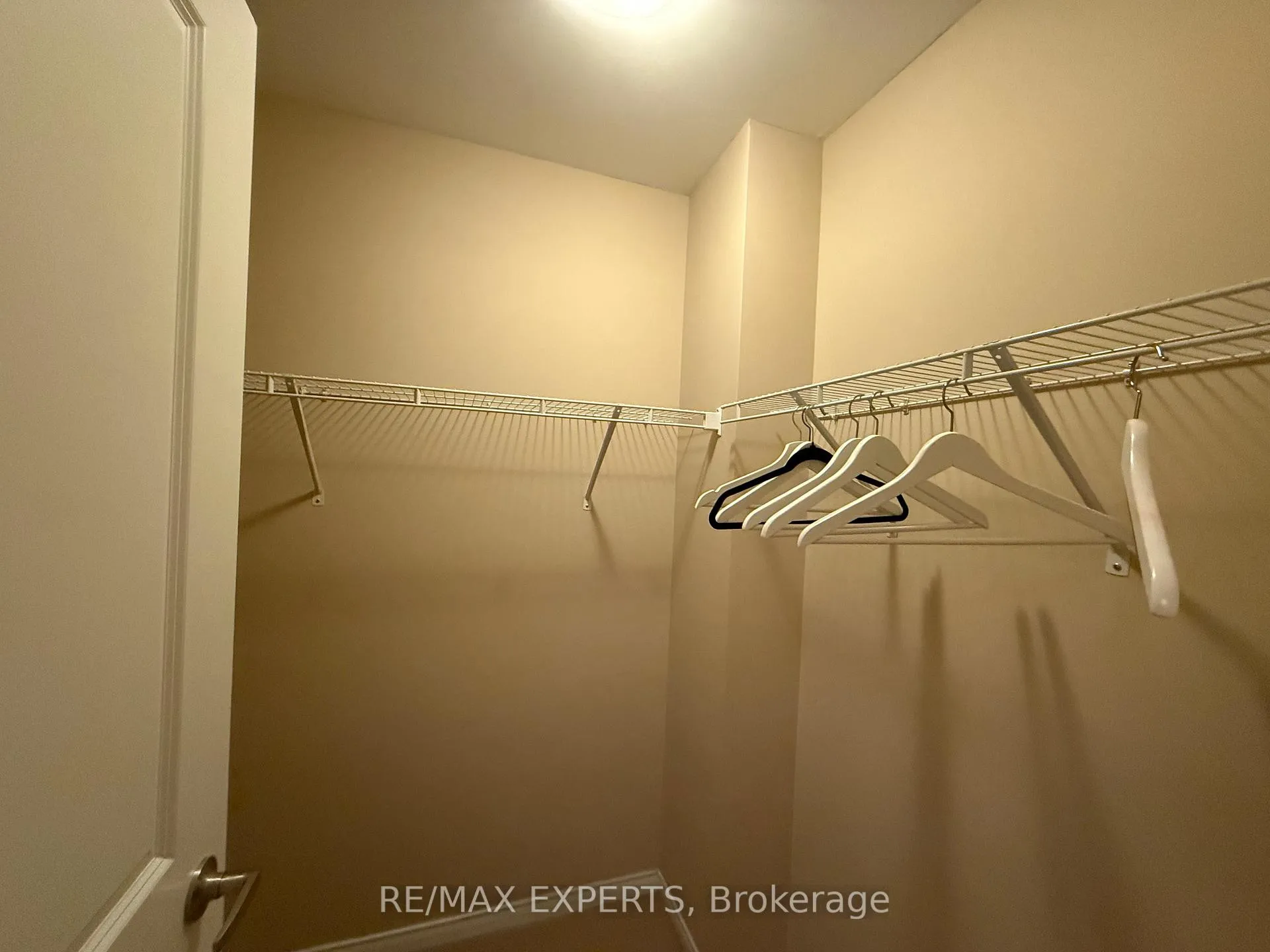 Photo 14 of 32 Spruce Pine Crescent, Vaughan, Patterson — HOMEH