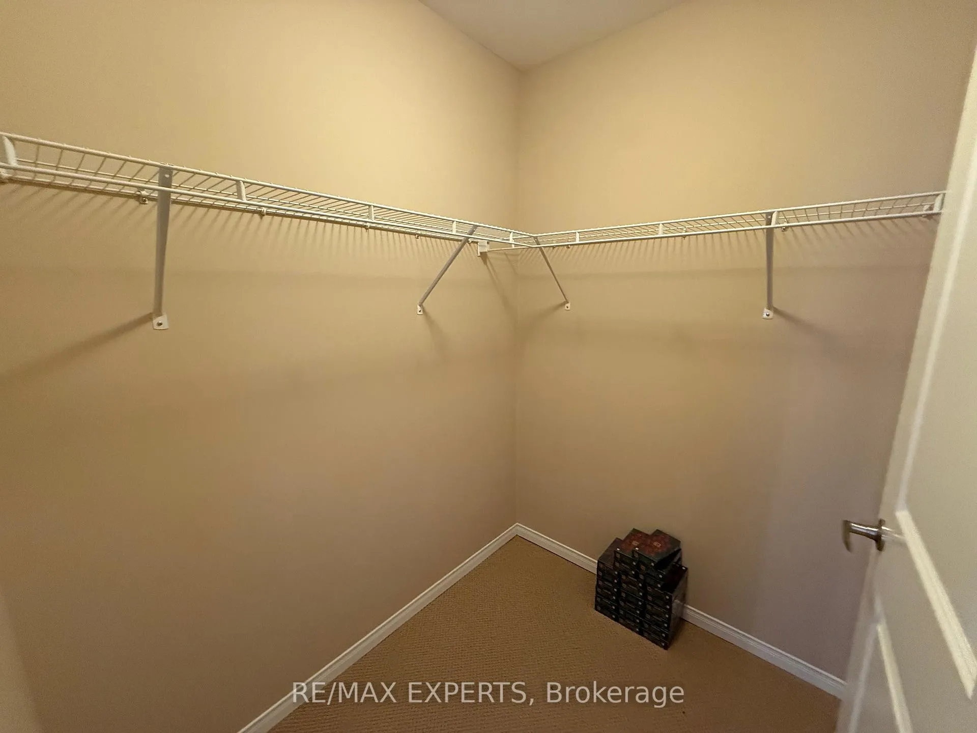 Photo 15 of 32 Spruce Pine Crescent, Vaughan, Patterson — HOMEH