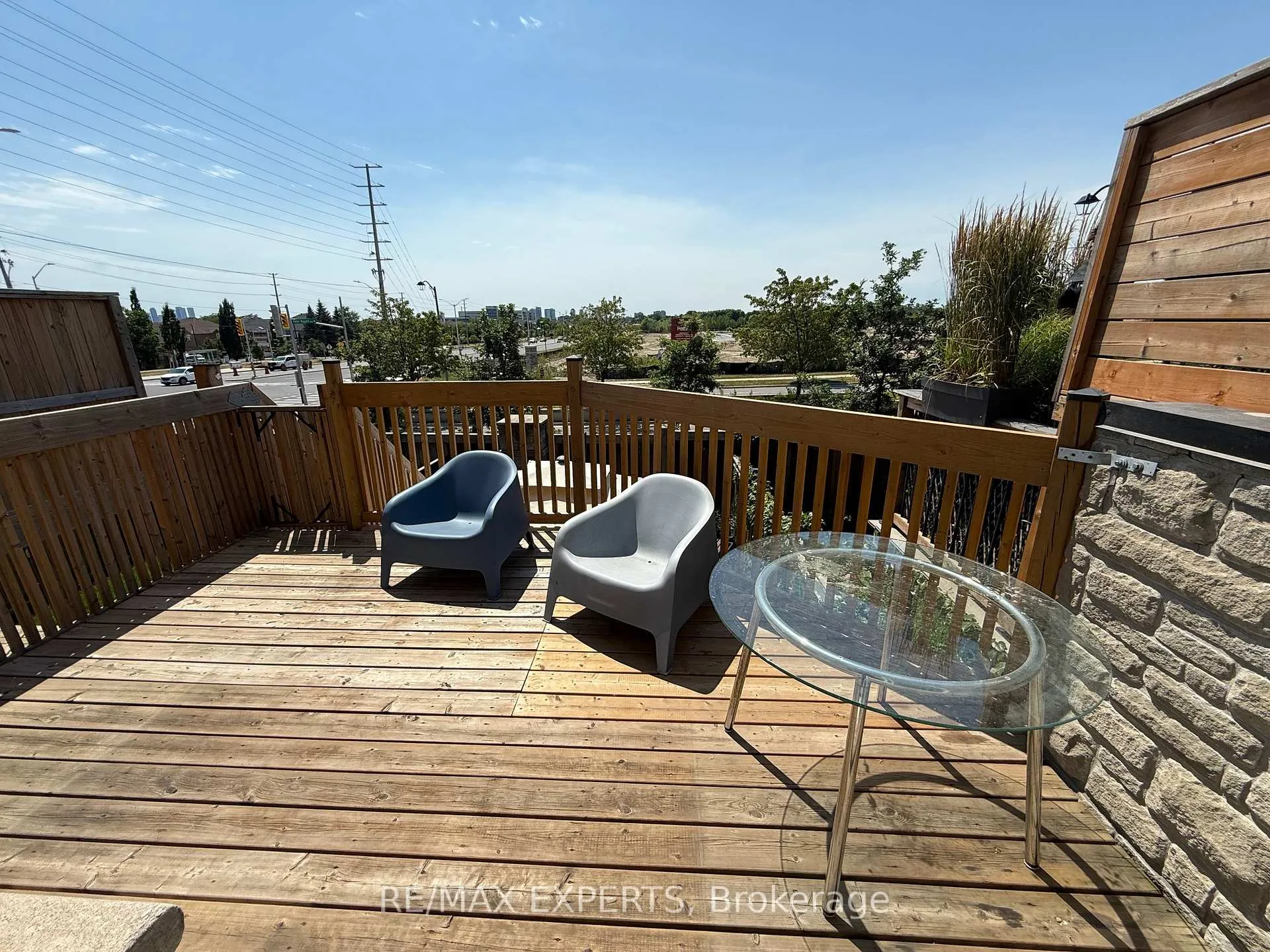 Photo 16 of 32 Spruce Pine Crescent, Vaughan, Patterson — HOMEH