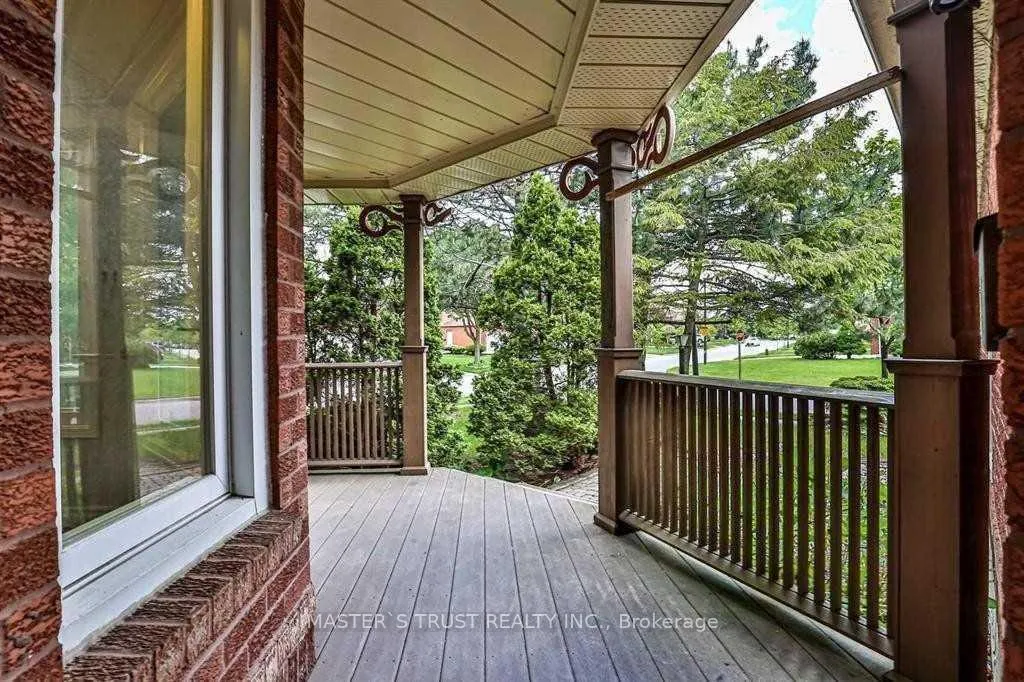 Photo 4 of 92 Cavalry Trail, Markham, Buttonville — HOMEH