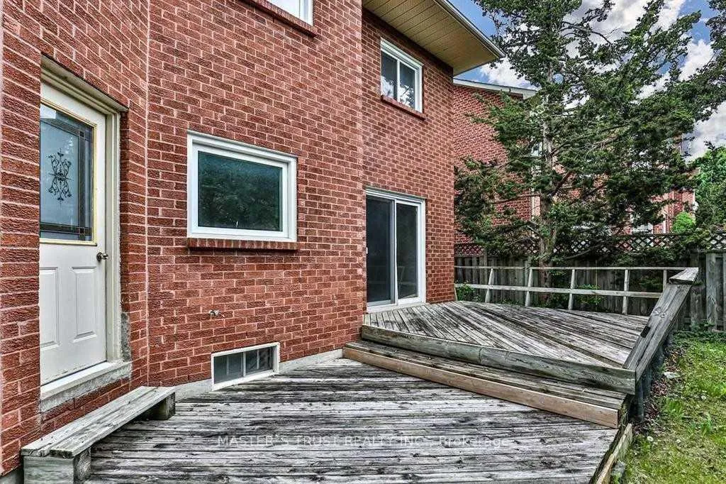 Photo 24 of 92 Cavalry Trail, Markham, Buttonville — HOMEH
