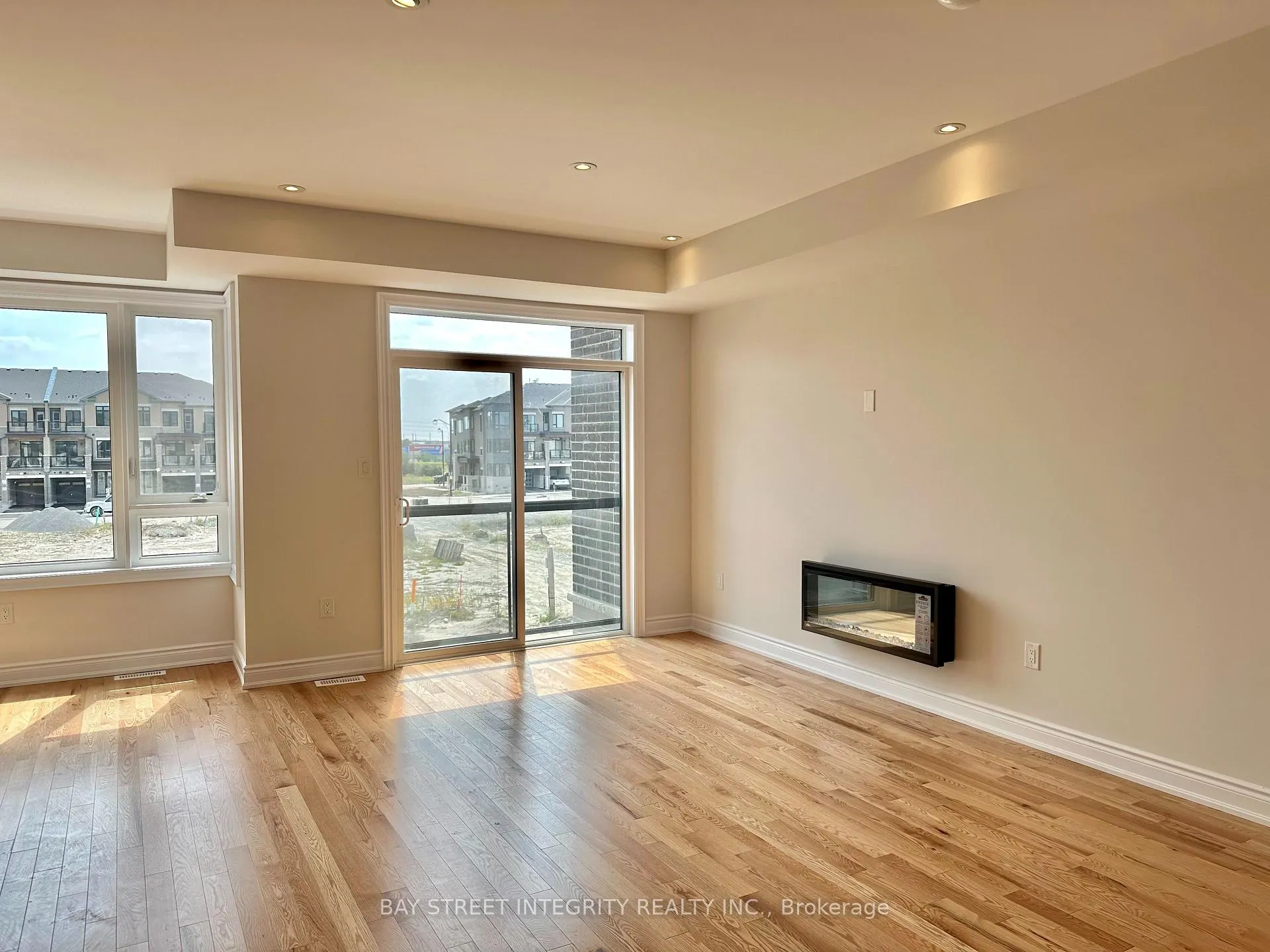 Photo 4 of 259 Tennant Circle, Vaughan, Vellore Village — HOMEH