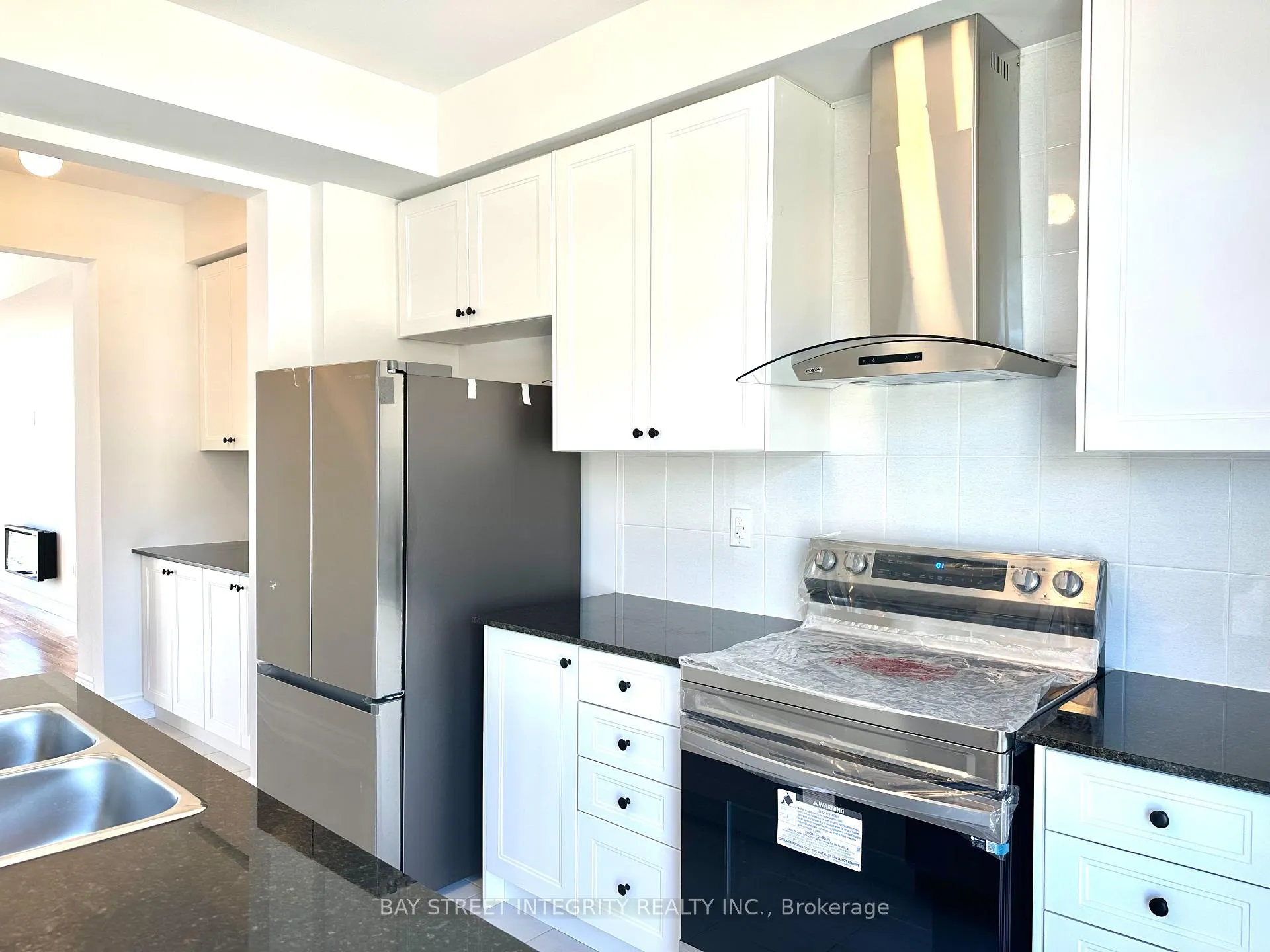Photo 6 of 259 Tennant Circle, Vaughan, Vellore Village — HOMEH