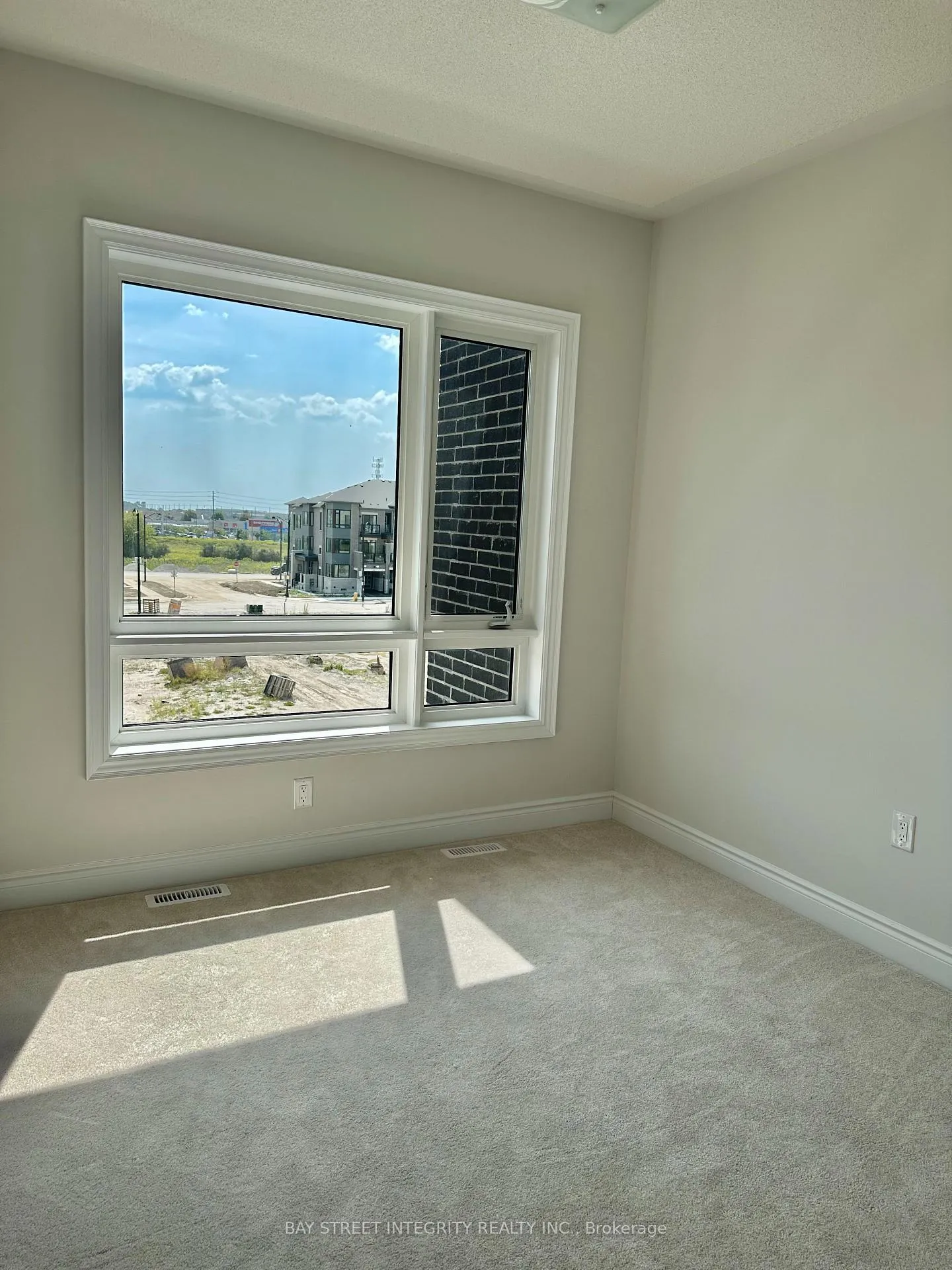 Photo 15 of 259 Tennant Circle, Vaughan, Vellore Village — HOMEH