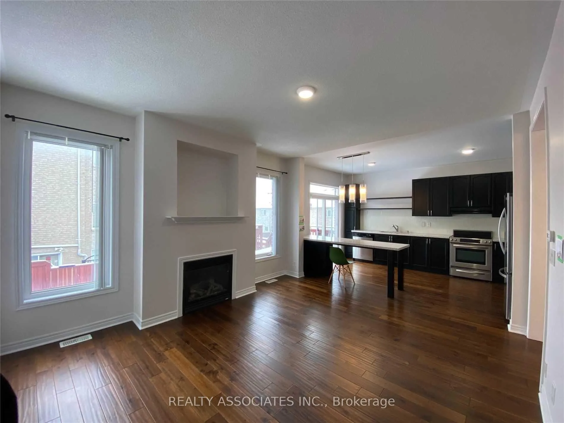 Photo 3 of 120 Spring Farm Road, Aurora, Bayview Wellington — HOMEH
