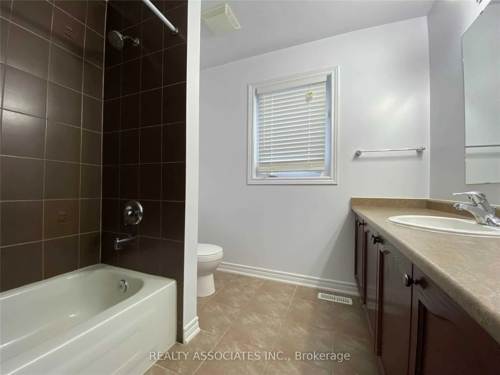 Photo 5 of 120 Spring Farm Road, Aurora, Bayview Wellington — HOMEH