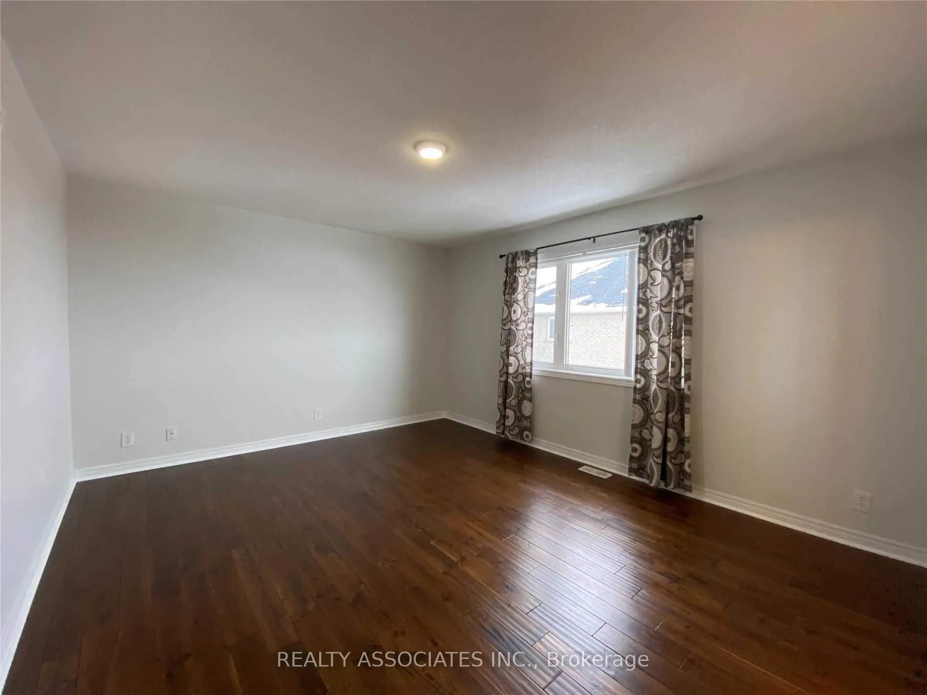 Photo 7 of 120 Spring Farm Road, Aurora, Bayview Wellington — HOMEH