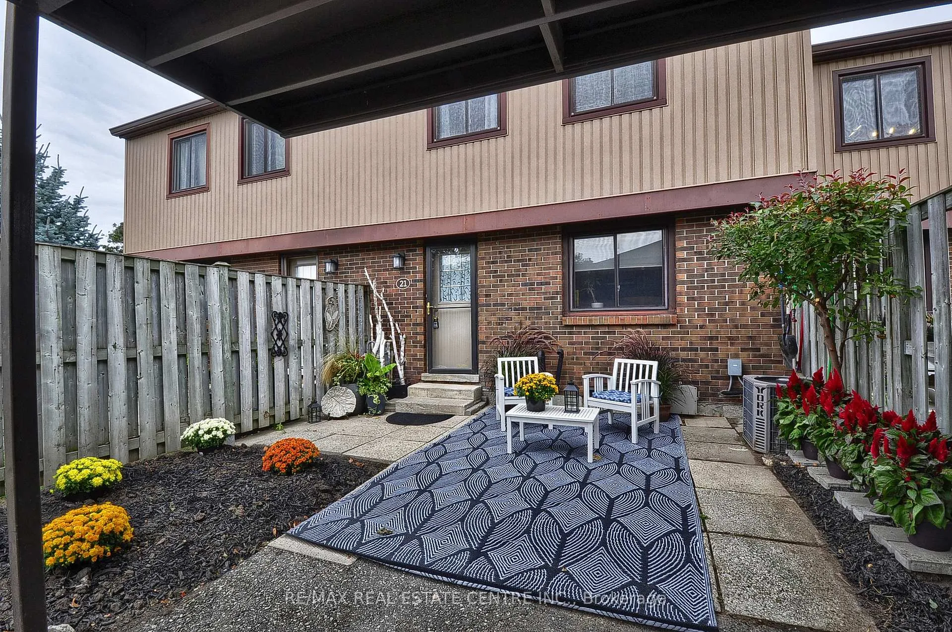 Photo 4 of 279 Sandowne Drive, Waterloo — HOMEH