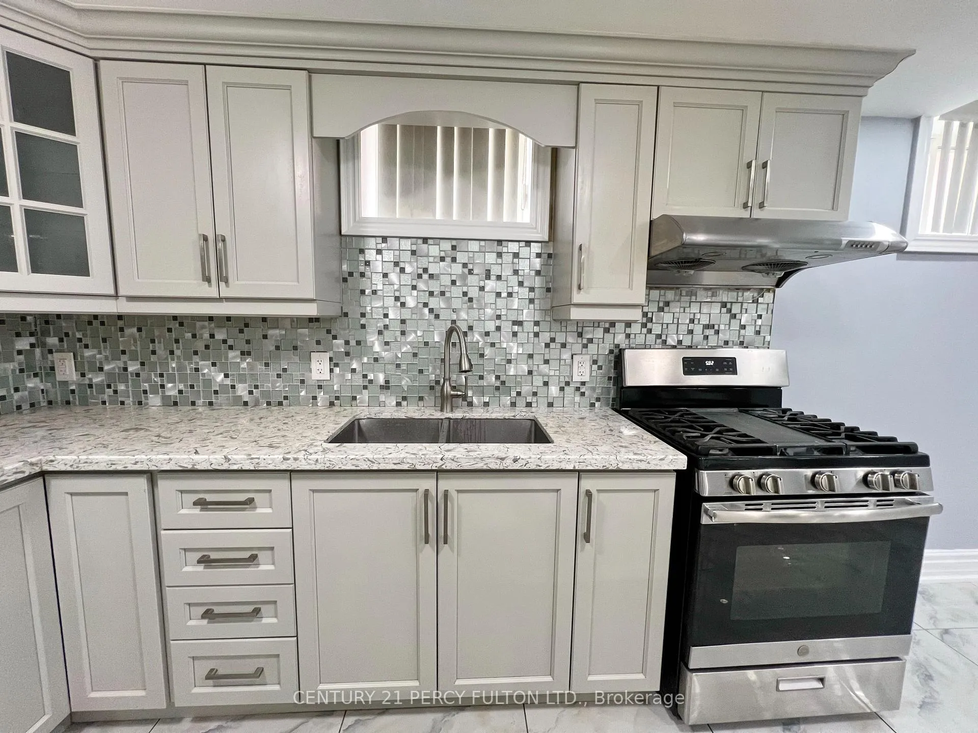 Photo 7 of 63 Mindy Crescent, Markham, Middlefield — HOMEH