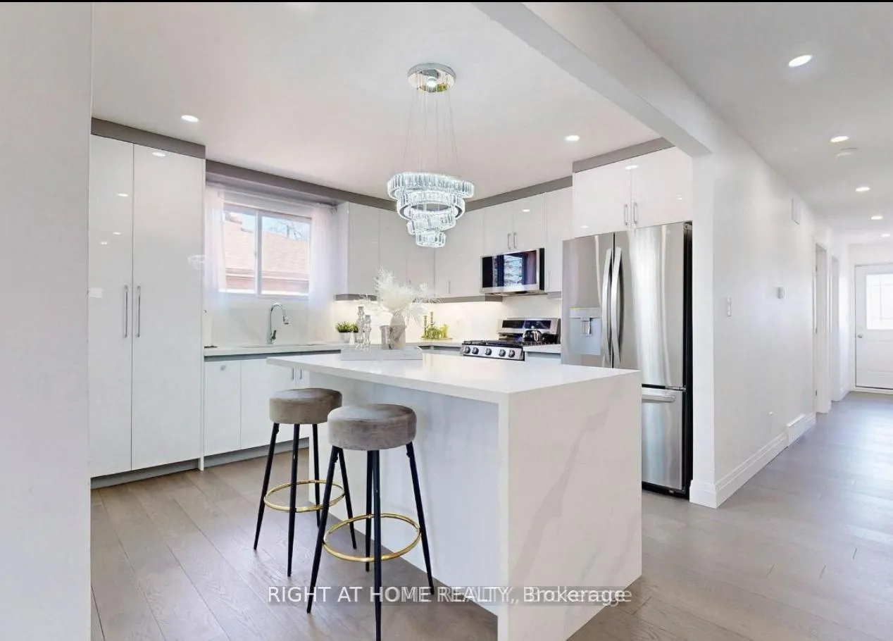 Photo 6 of 11 Jasper Drive, Aurora, Aurora Heights — HOMEH