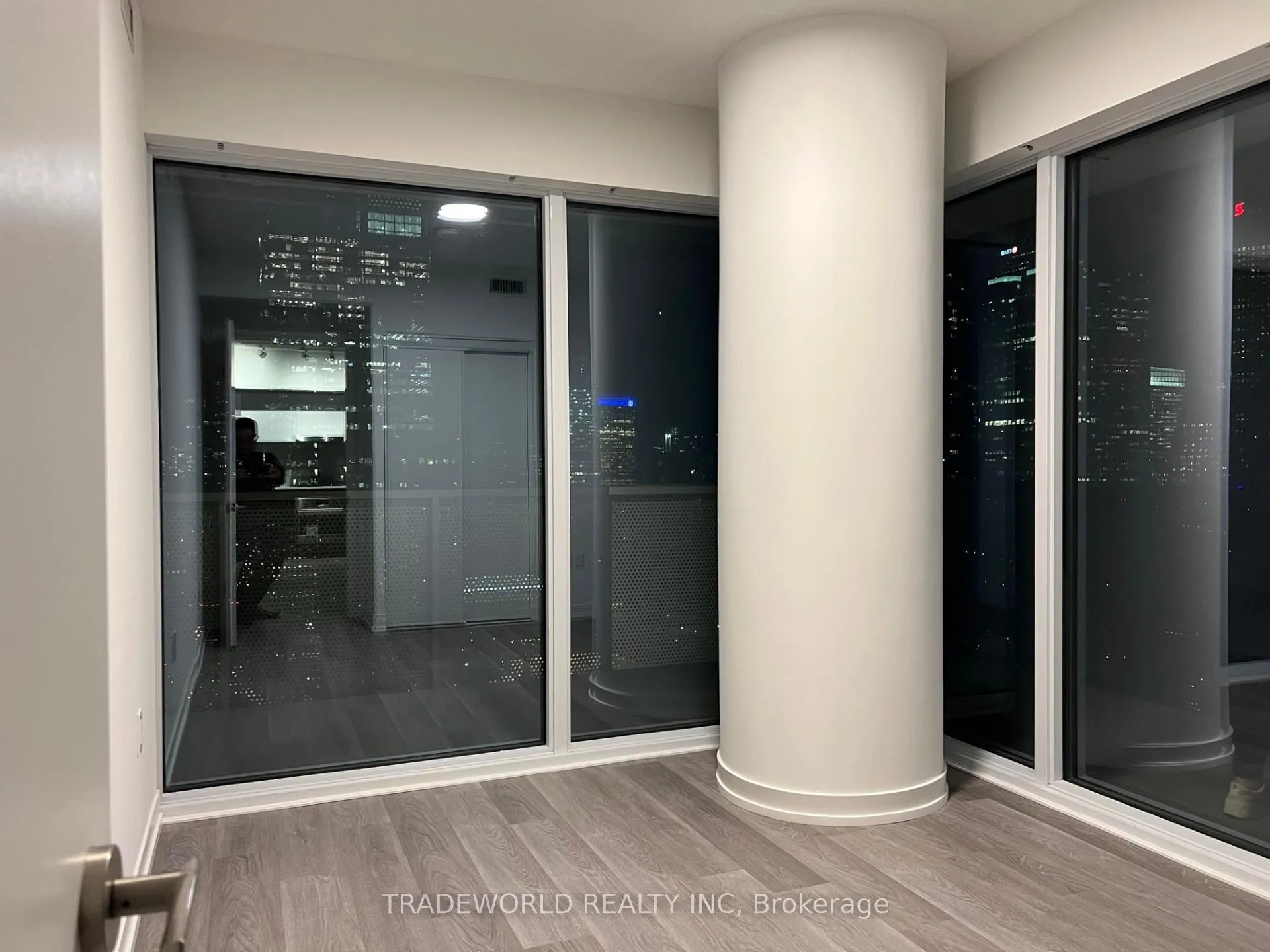 Photo 10 of Unit 3901, 55 Cooper Street, Toronto, Waterfront Communities — HOMEH