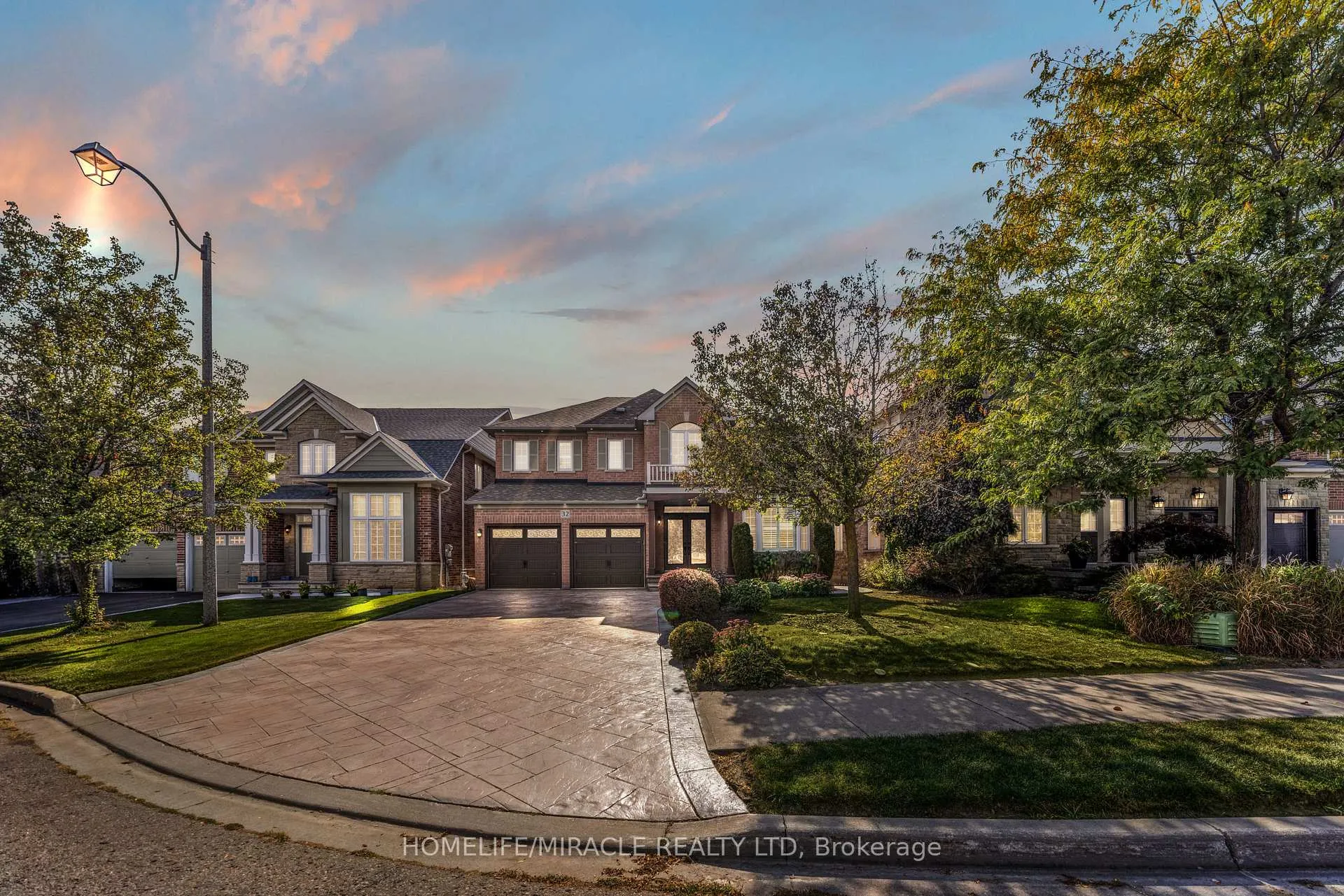 Photo 2 of 32 Xavier Court, Brampton, Bram West — HOMEH