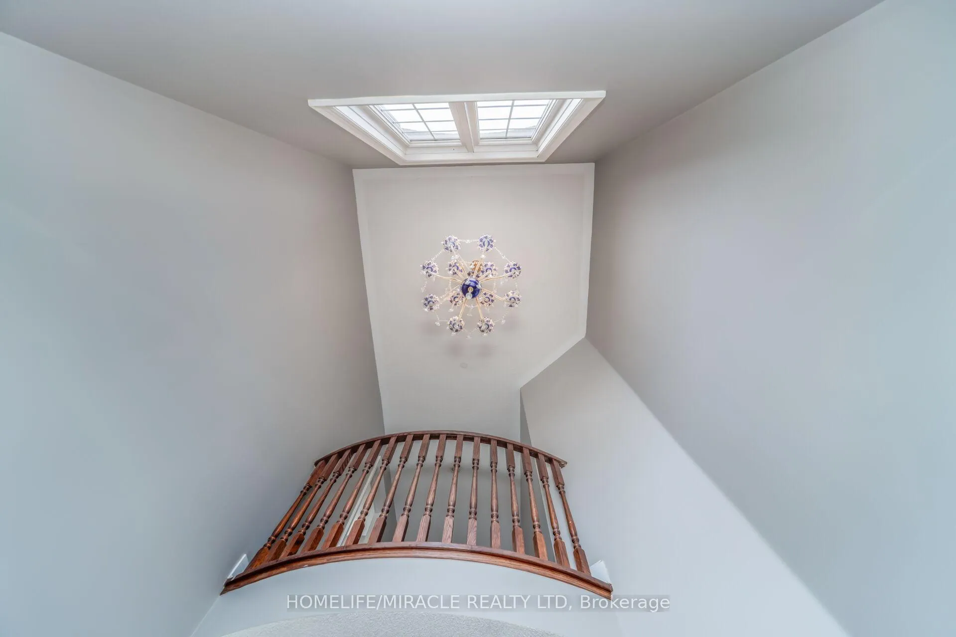 Photo 8 of 32 Xavier Court, Brampton, Bram West — HOMEH