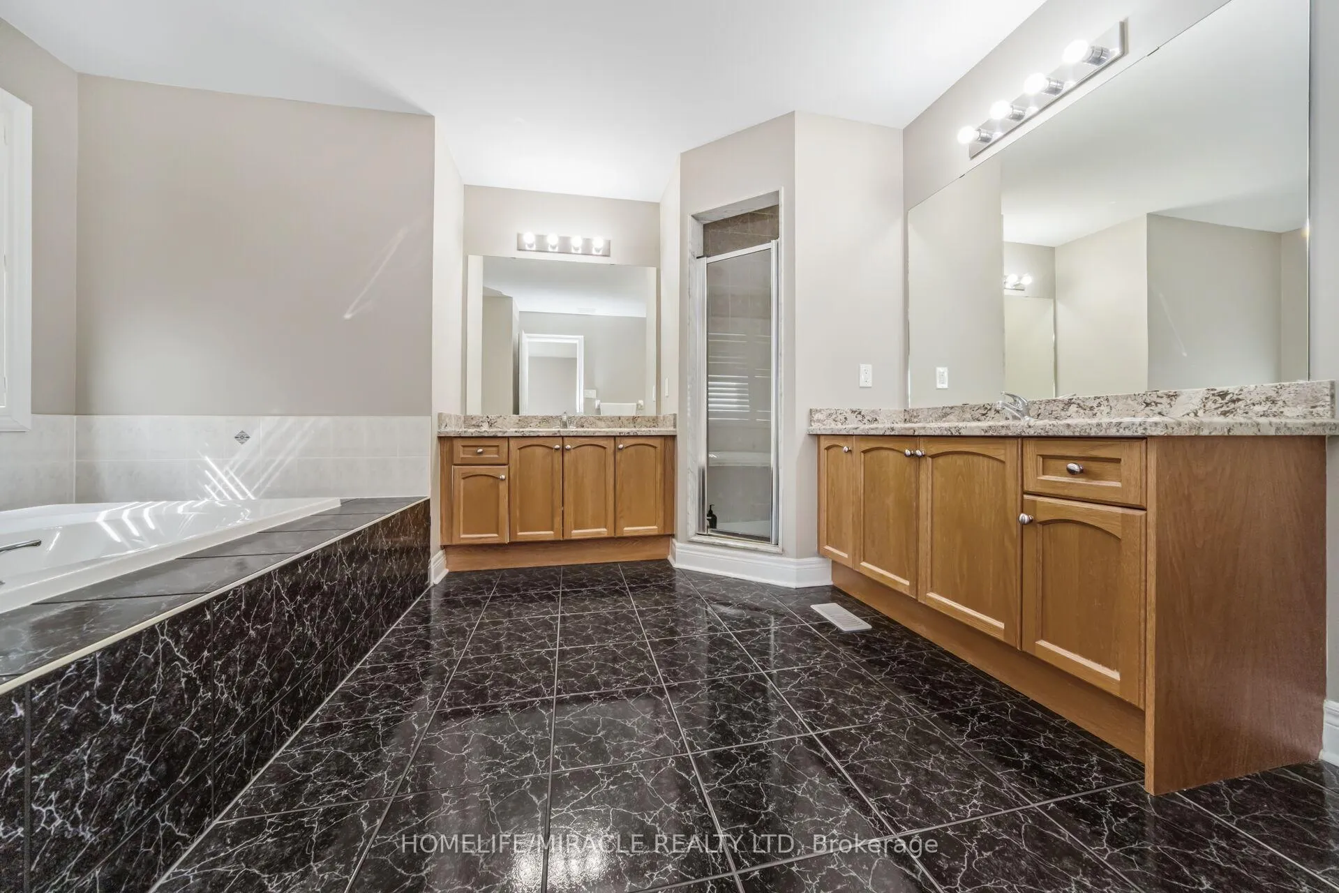 Photo 31 of 32 Xavier Court, Brampton, Bram West — HOMEH