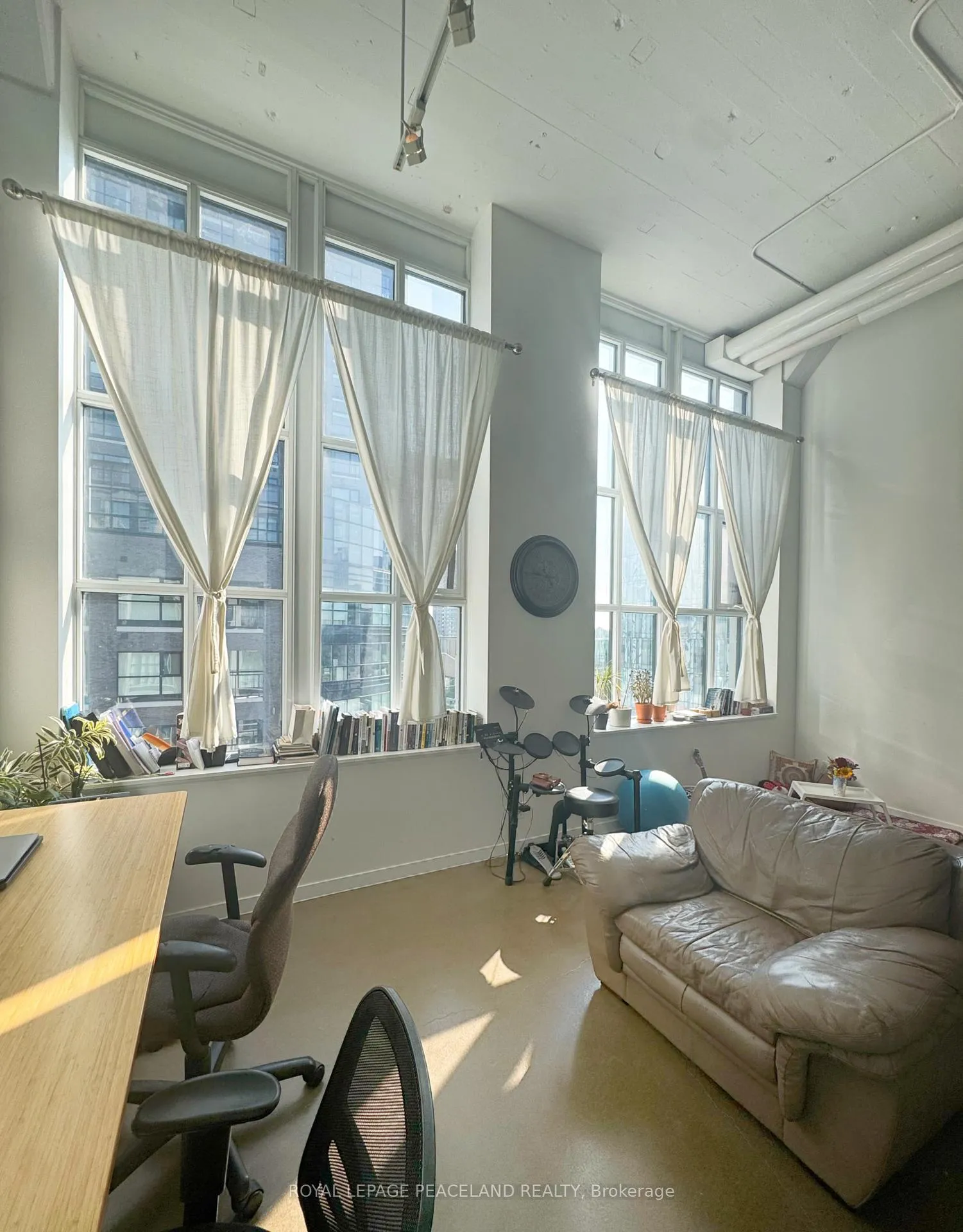 Front of Unit 418, 410 King Street W