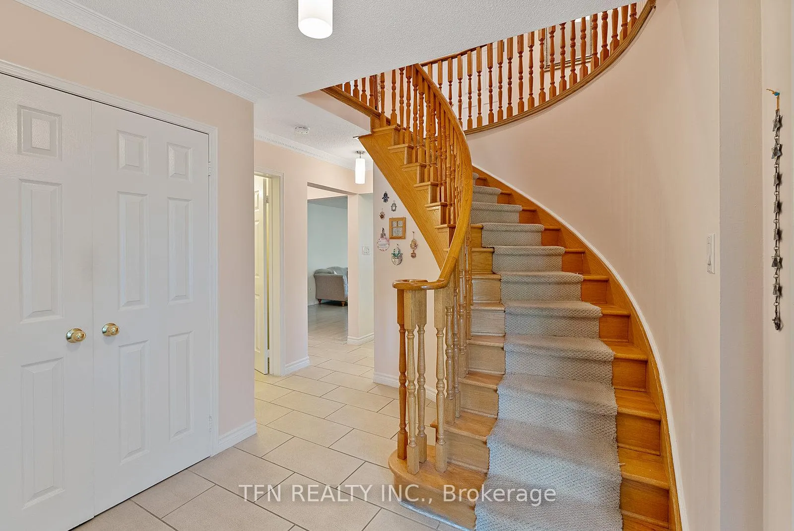 Photo 4 of 28 Thornway Avenue, Vaughan, Brownridge — HOMEH