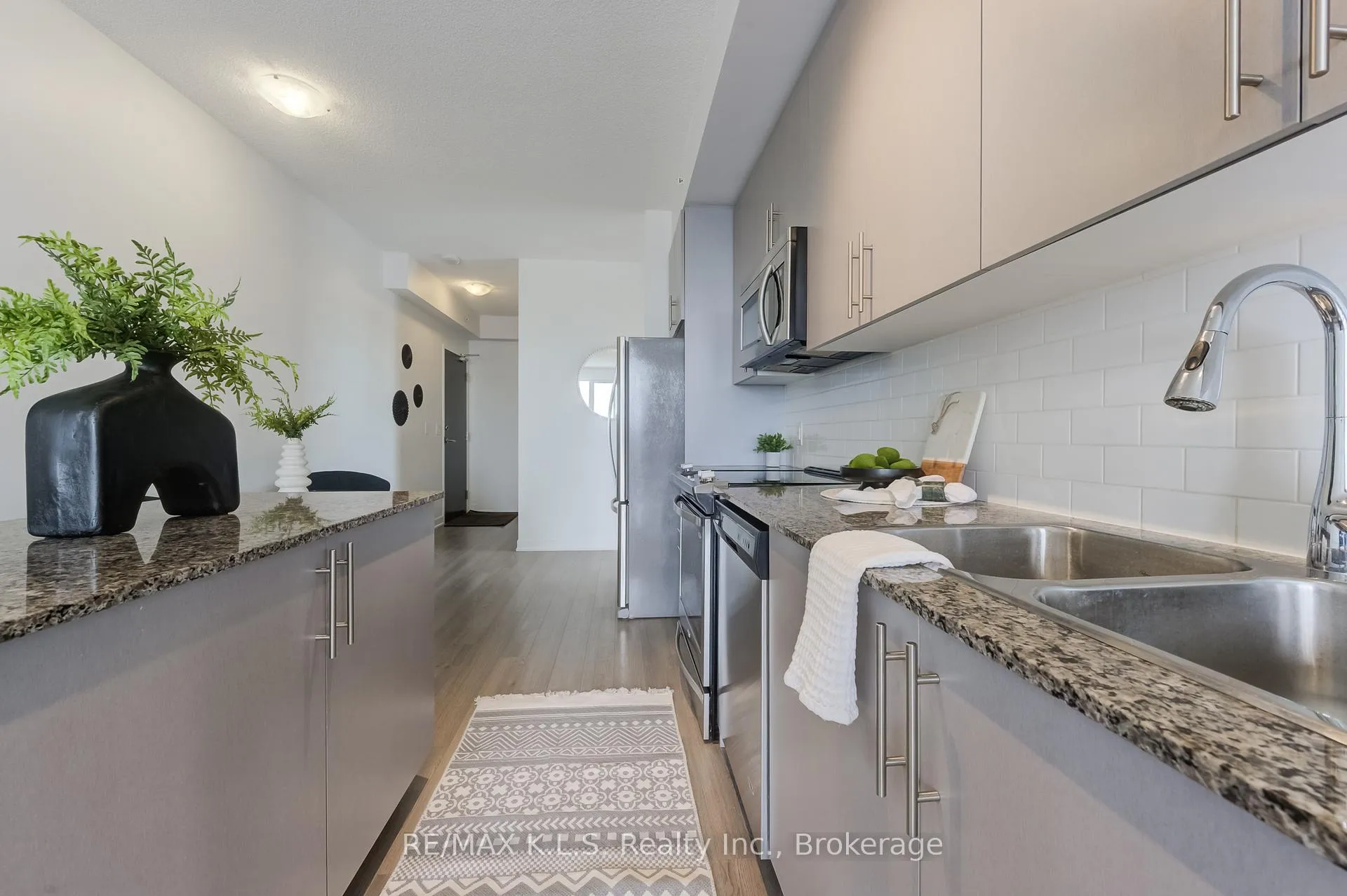 Photo 15 of Unit 1404, 85 Duke Street W, Kitchener, City Commercial Core — HOMEH