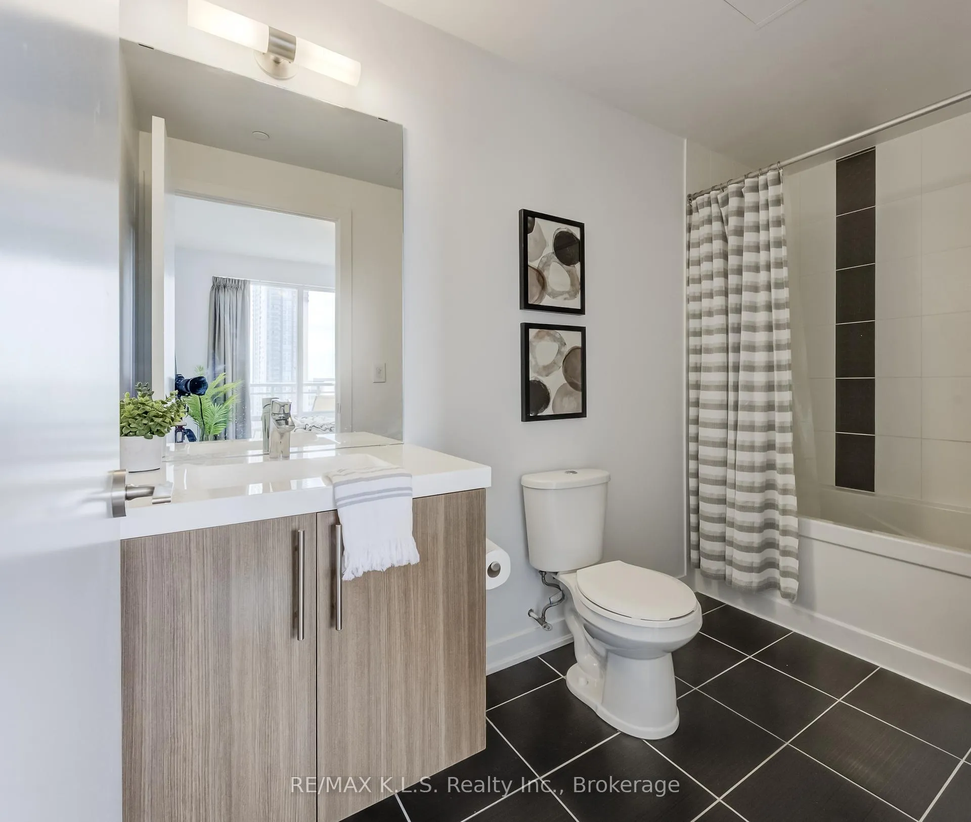 Photo 25 of Unit 1404, 85 Duke Street W, Kitchener, City Commercial Core — HOMEH