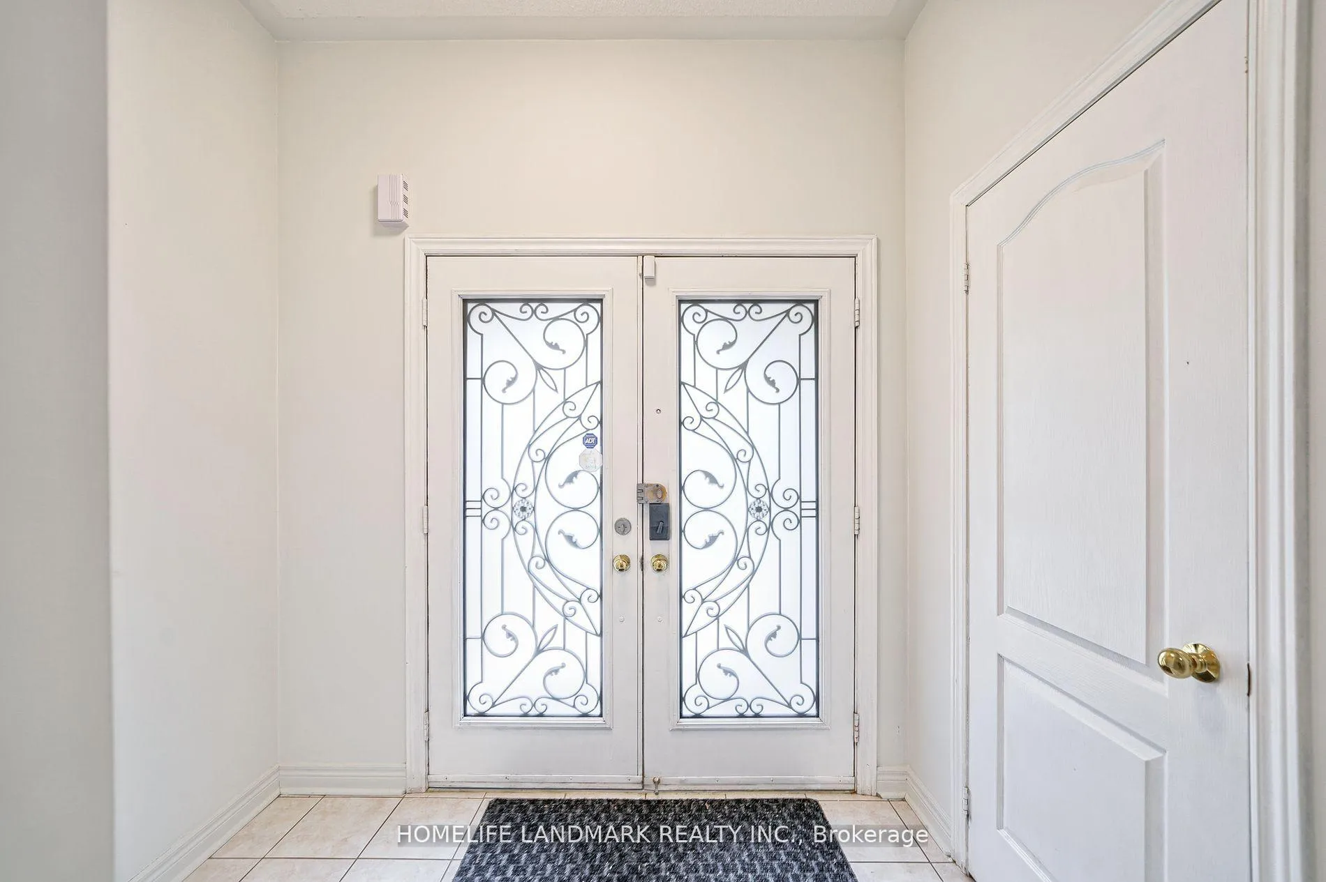 Photo 2 of 42 Redmond Drive, Vaughan, Patterson — HOMEH
