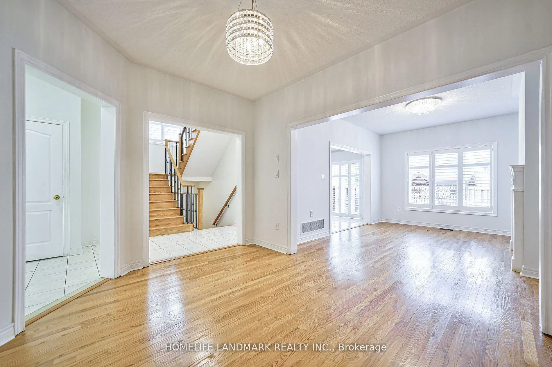 Photo 4 of 42 Redmond Drive, Vaughan, Patterson — HOMEH