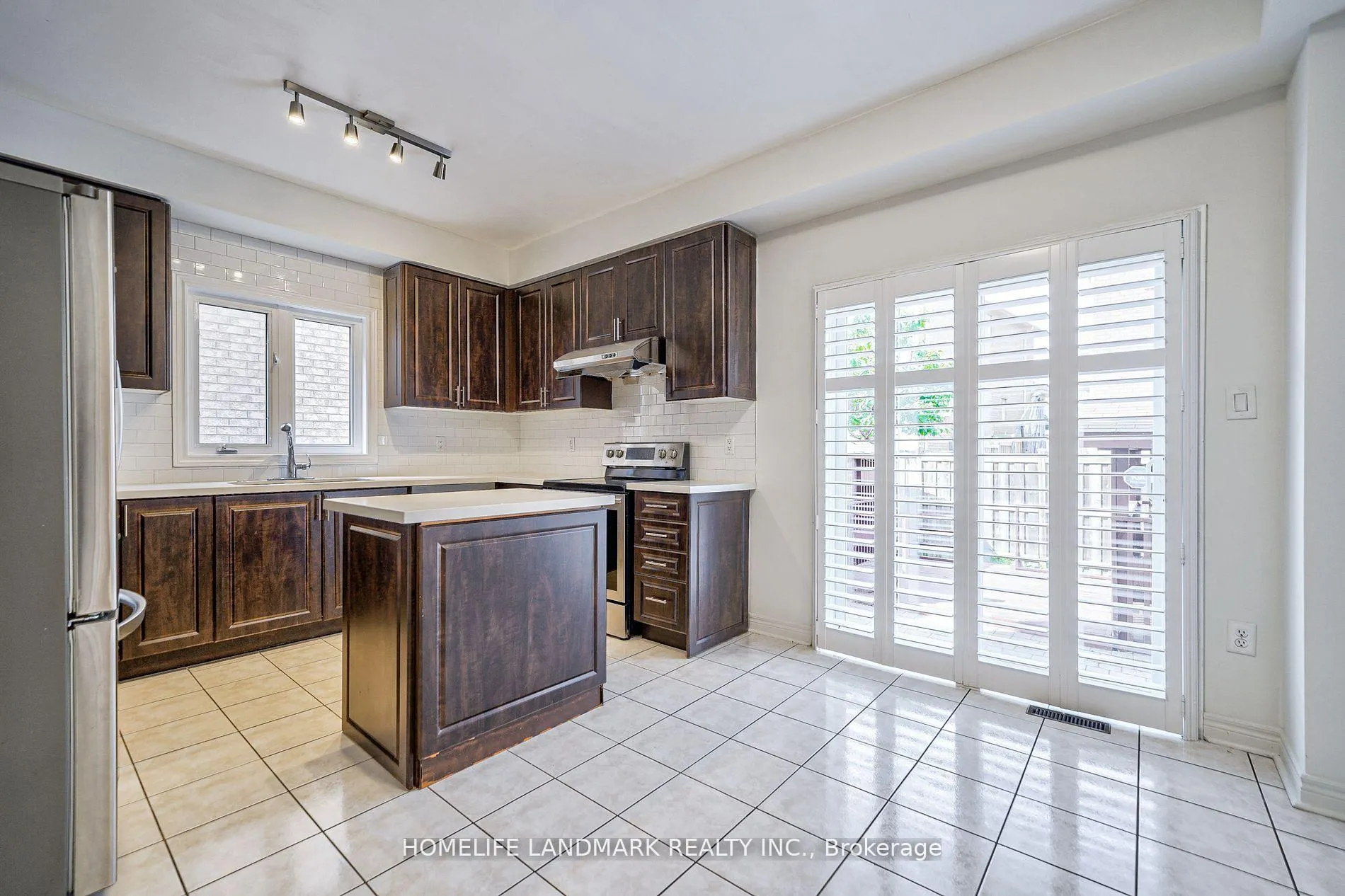 Photo 8 of 42 Redmond Drive, Vaughan, Patterson — HOMEH