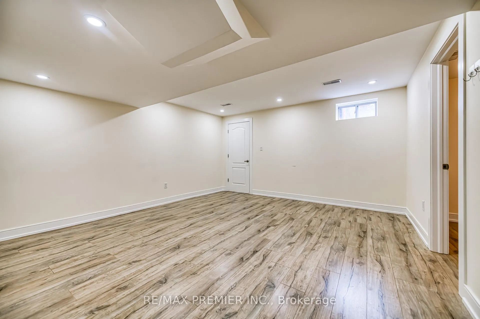 Photo 10 of Unit Bsmt, 142 Moody Drive, Vaughan, Kleinburg — HOMEH