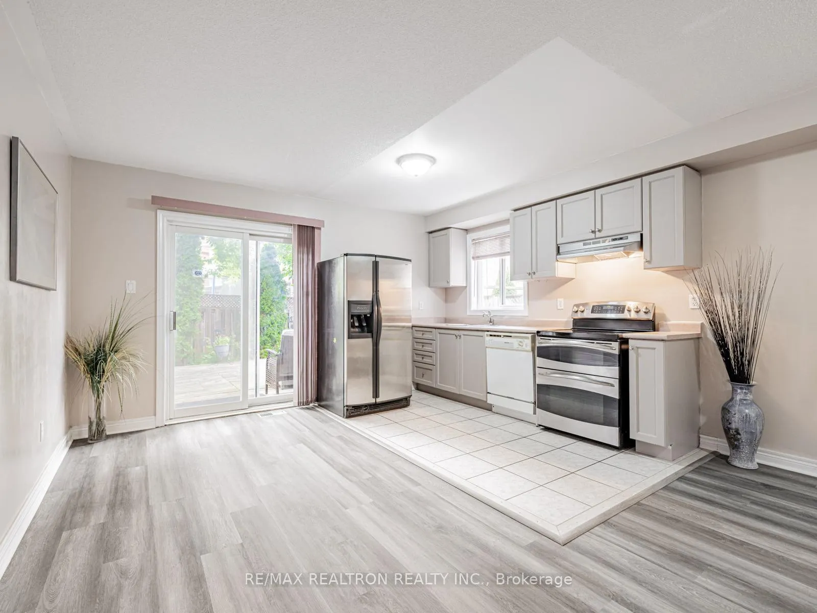 Photo 4 of 110 Derrywood Drive, Vaughan, Patterson — HOMEH