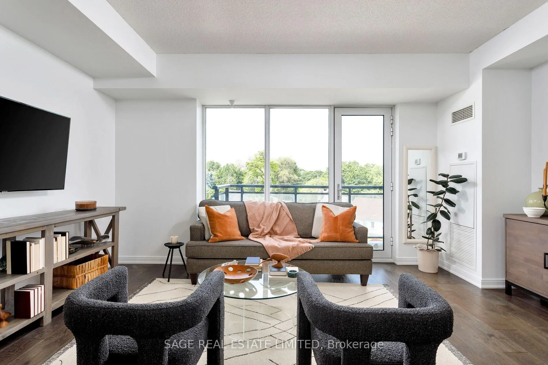 Front of Unit 401, 760 The Queensway
