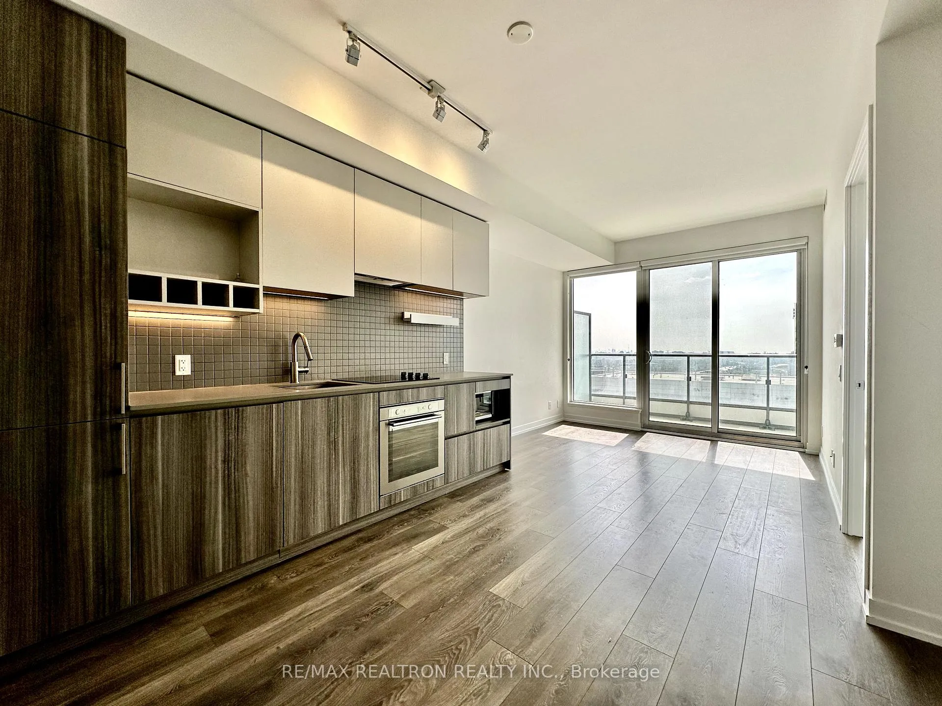 Front of Unit 1907, 5 Buttermill Avenue