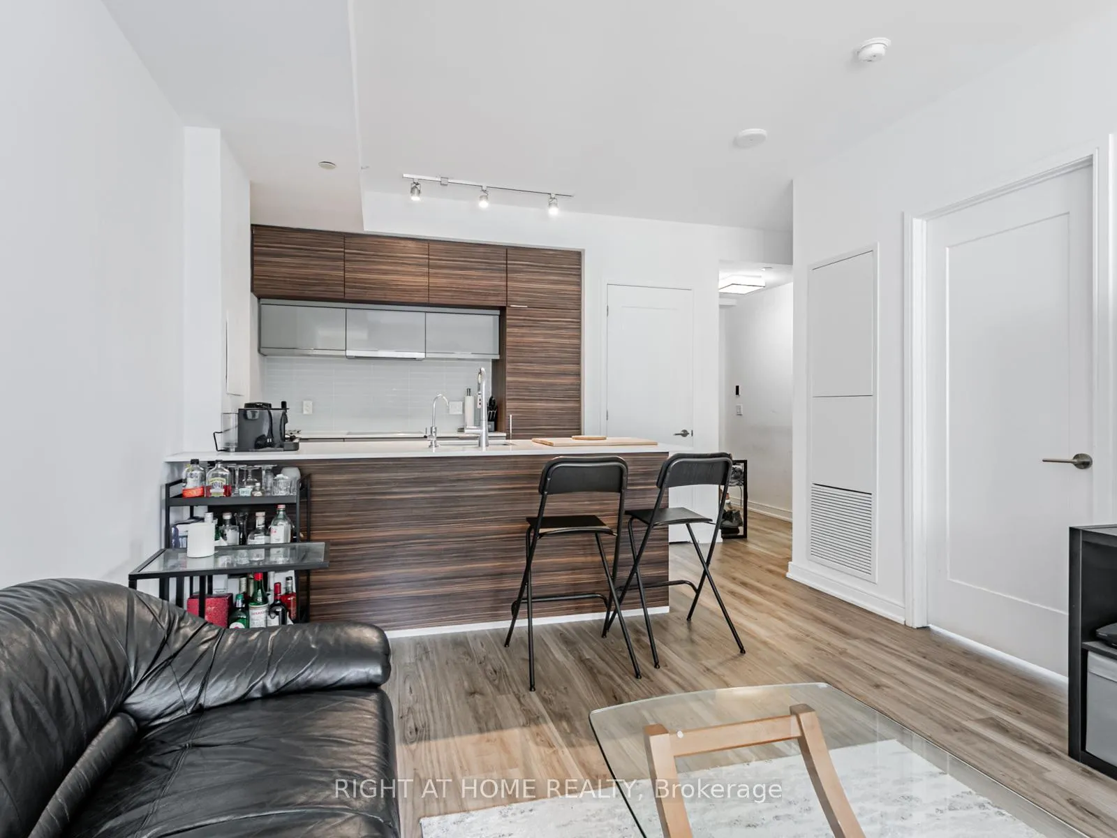 Photo 4 of Unit 813, 88 Scott Street, Toronto, Church-Yonge Corridor — HOMEH