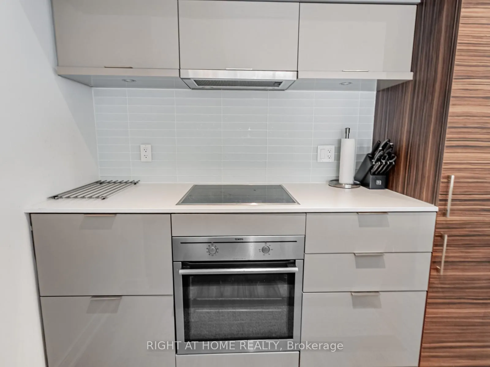 Photo 5 of Unit 813, 88 Scott Street, Toronto, Church-Yonge Corridor — HOMEH