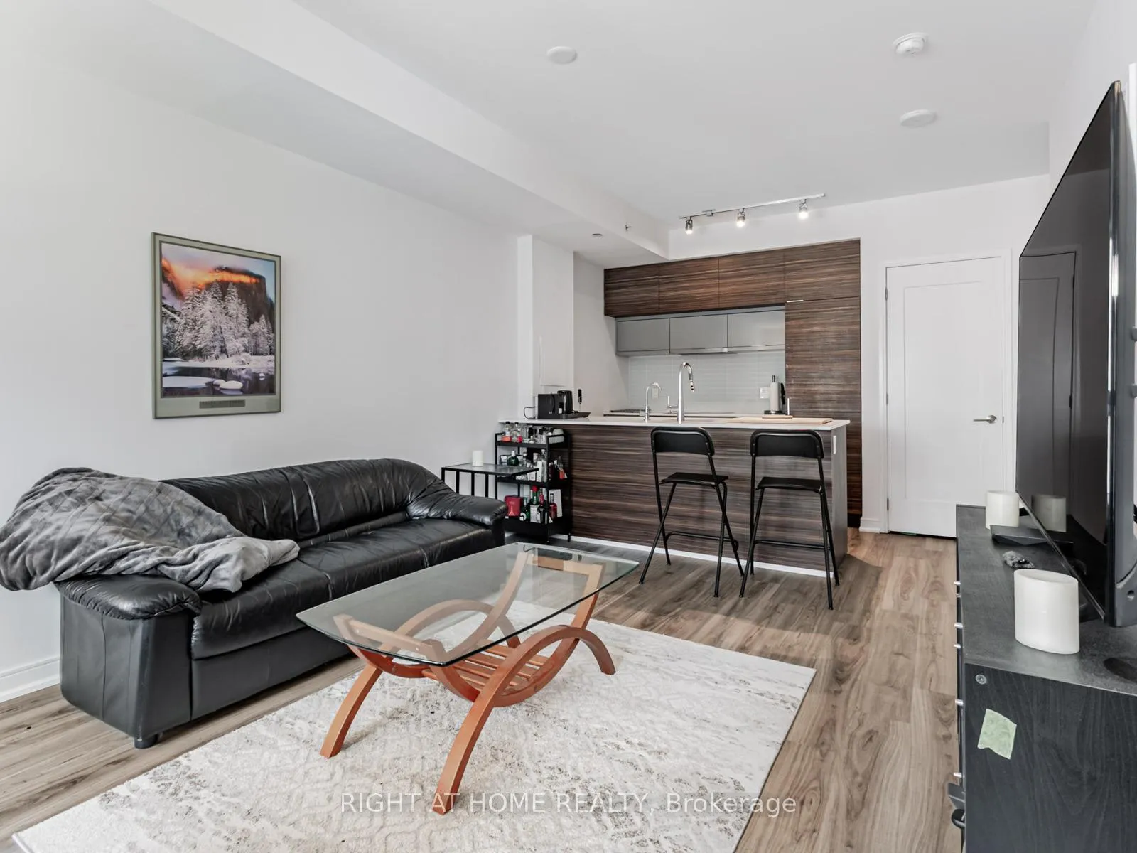 Photo 6 of Unit 813, 88 Scott Street, Toronto, Church-Yonge Corridor — HOMEH