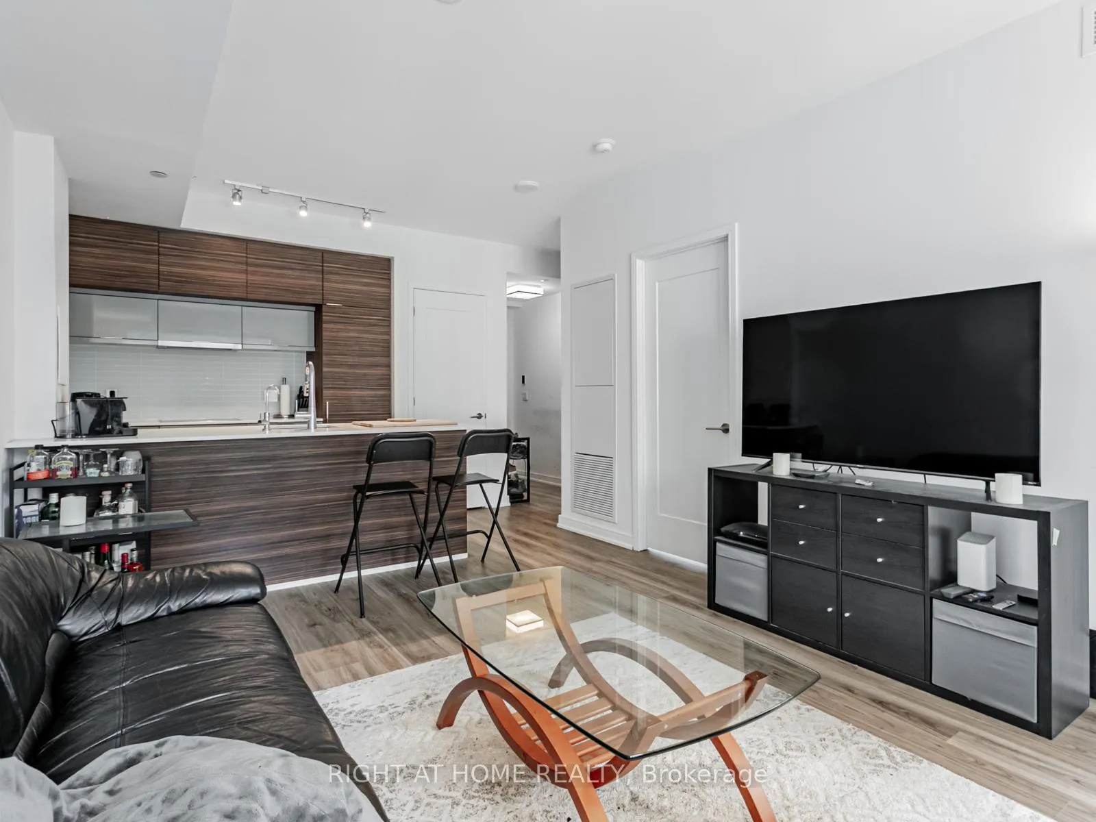 Photo 7 of Unit 813, 88 Scott Street, Toronto, Church-Yonge Corridor — HOMEH