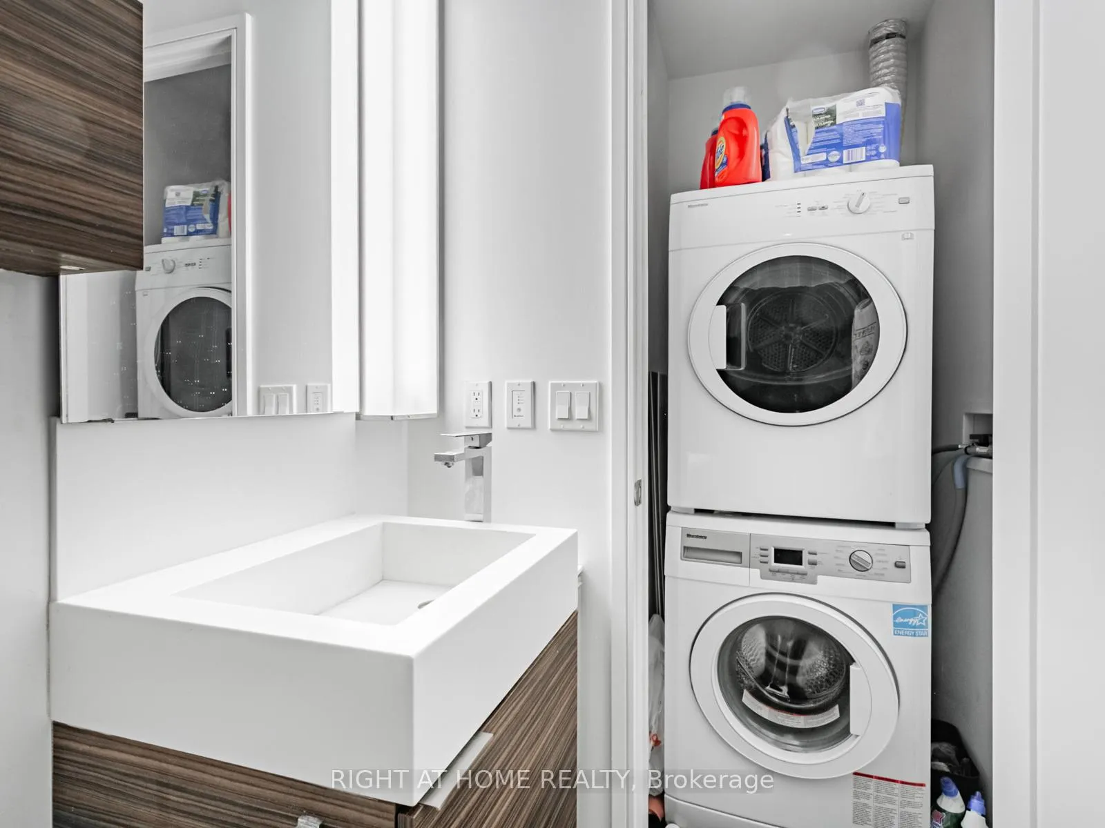 Photo 13 of Unit 813, 88 Scott Street, Toronto, Church-Yonge Corridor — HOMEH