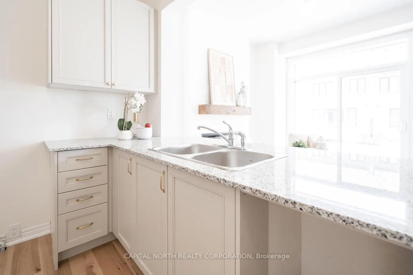Photo 9 of 557 Barons Street, Vaughan, Kleinburg — HOMEH