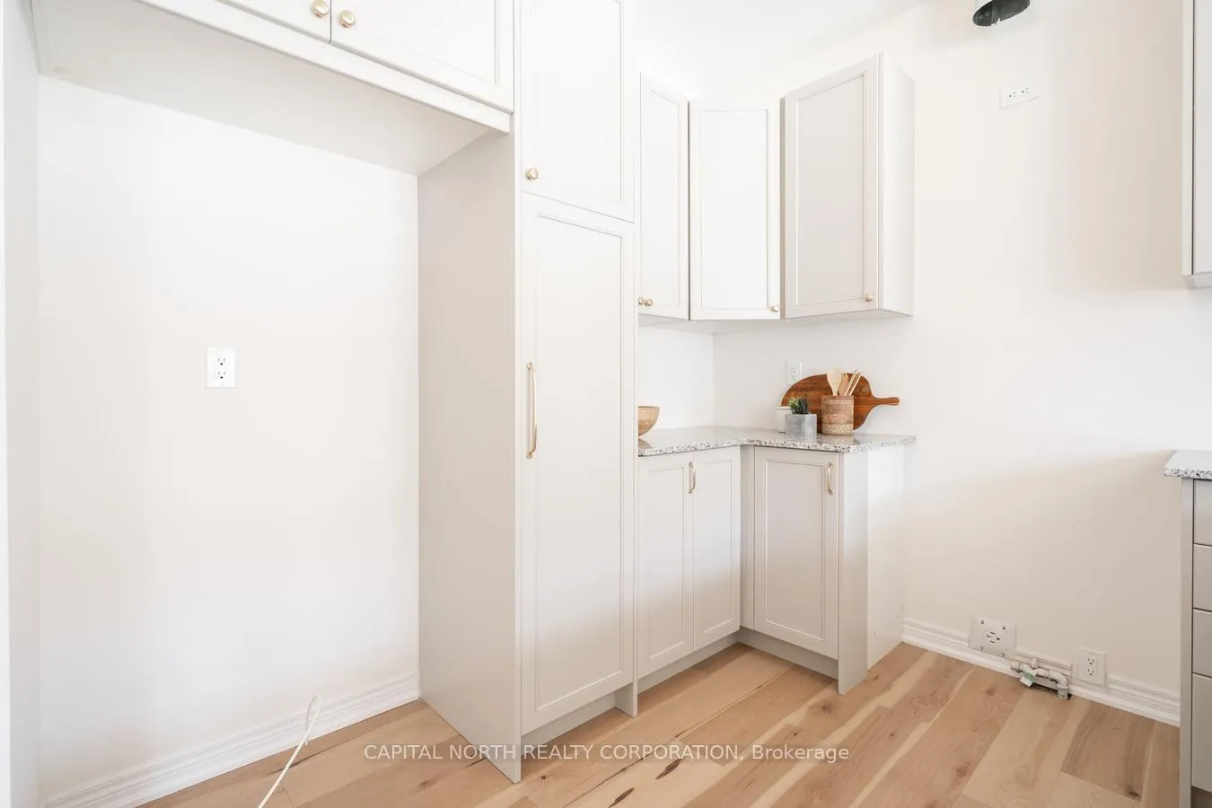 Photo 10 of 557 Barons Street, Vaughan, Kleinburg — HOMEH
