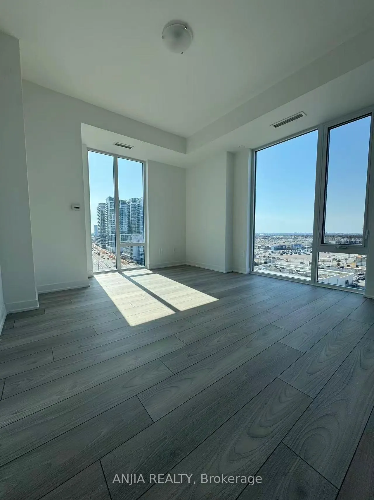 Photo 1 of Unit 1020, 10 Abeja Street, Vaughan, Concord — HOMEH